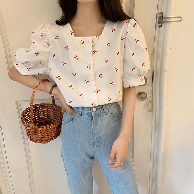トップス レディース 送料無料 シャツ ブラウス プルオーバー チェリー さくらんぼ スクエアネック トラペーズネック デコルテ 半袖 パフスリーブ タック プリーツ パワーショルダー オーバーショルダー 二の腕カバー 華奢見え 大人可愛い 大人女子 フェミニン きれいめ シンプル おしゃれ お洒落 かっこいい スタイリッシュ こなれ感 抜け感 春服 夏服 秋服 冬服 シーズンレス オールシーズン オフィス OL ビジネス 通勤 会社員 通学 学生 普段使い 着回し おでかけ デート 韓国 新作 2021