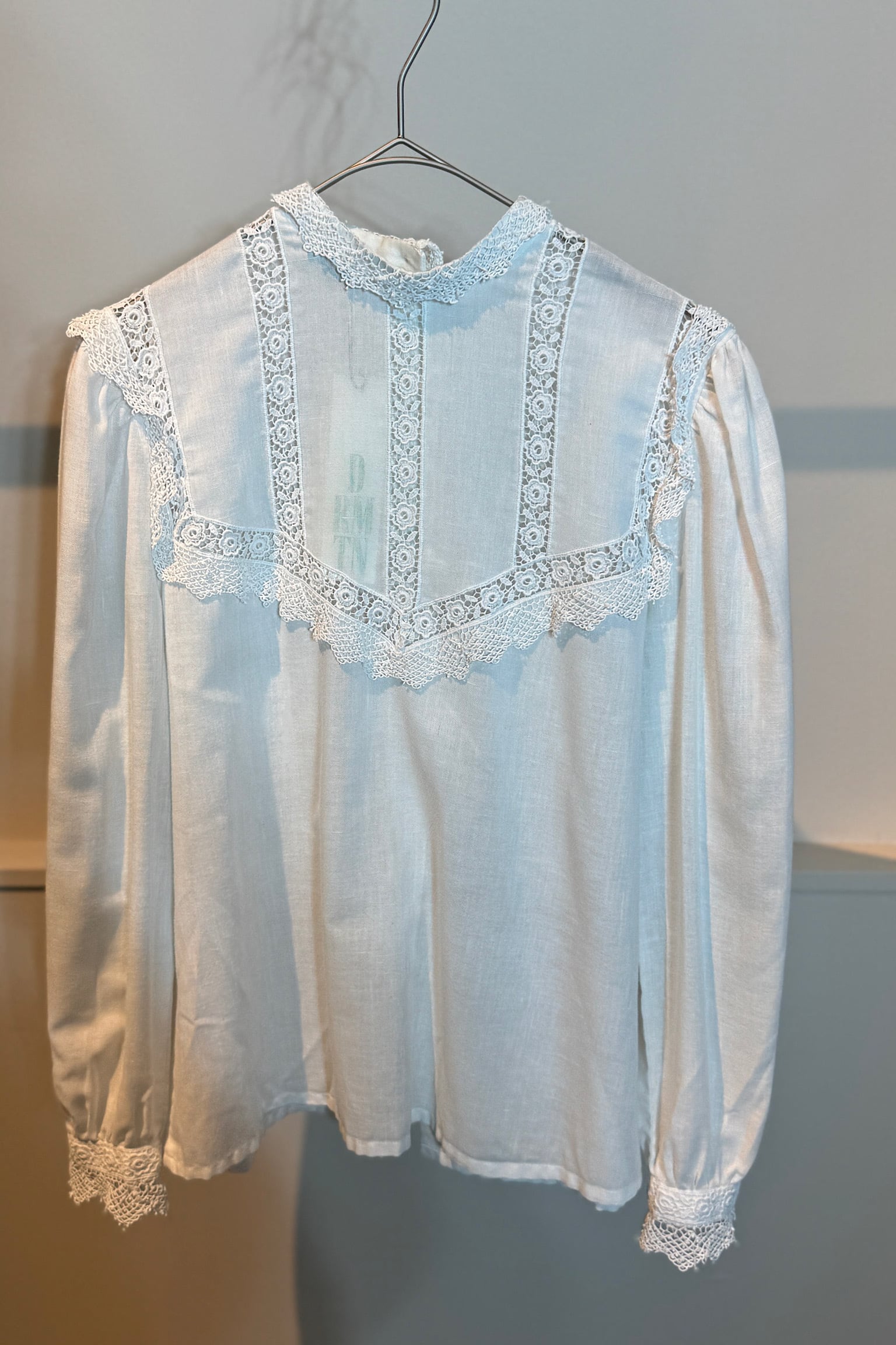 ハイネックレースホワイトブラウス