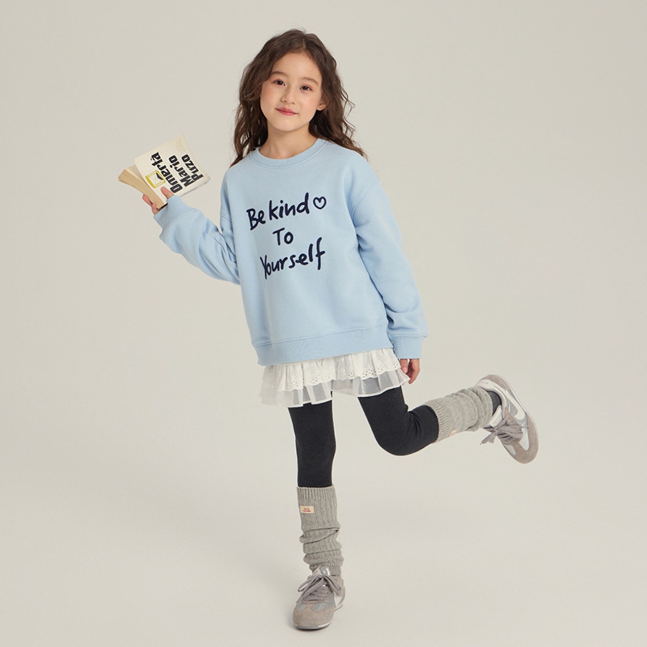 秋英字柄カジュアルトレーナー