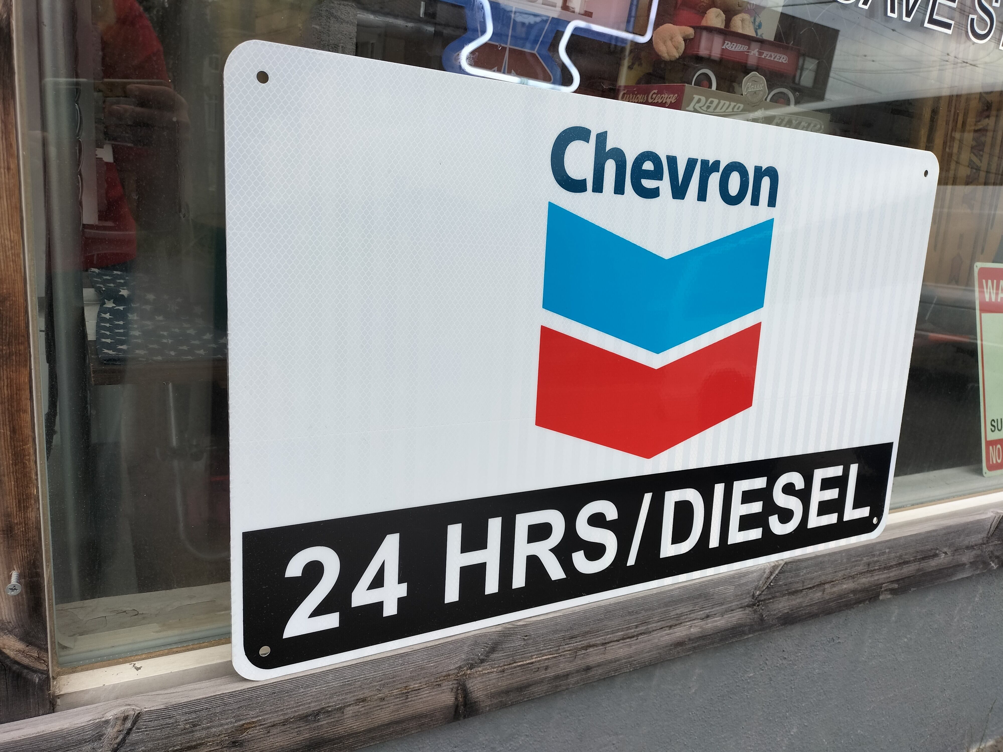 SALE！アメリカ製　新品　トラフィックサイン◆chevron シェブロン◆ブリキ看板　交通標識　アメリカンガレージ　ウッドデッキ |  マンケーブストア「MAN CAVE STORE」[ガレージ・アメリカン雑貨＆ホットドッグ＆美容室] powered by BASE