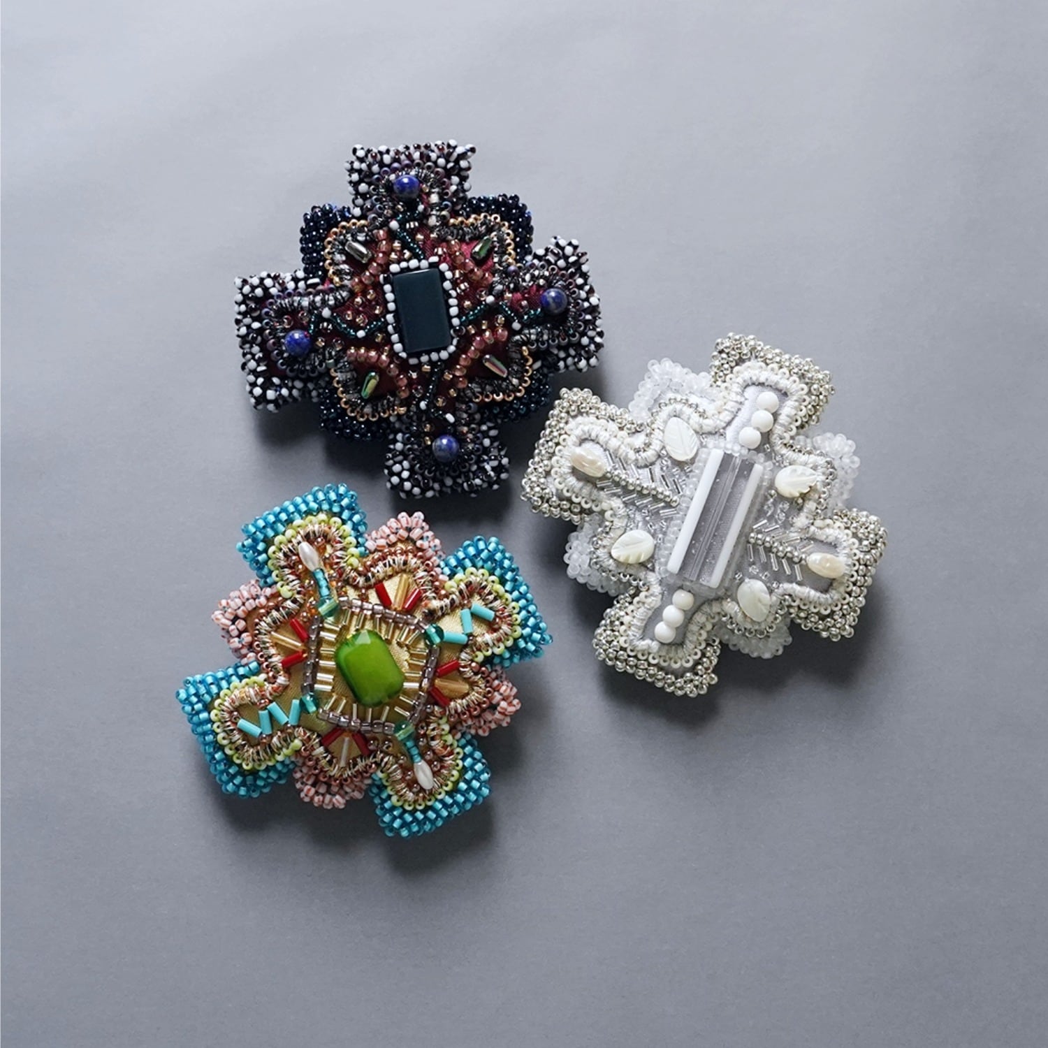 no.147 唐草彫刻のCrystalと艶消し水晶のビーズ刺繍 no.147 唐草彫刻のCrystalと艶消し水晶のビーズ刺繍 no.147 唐草彫刻の
