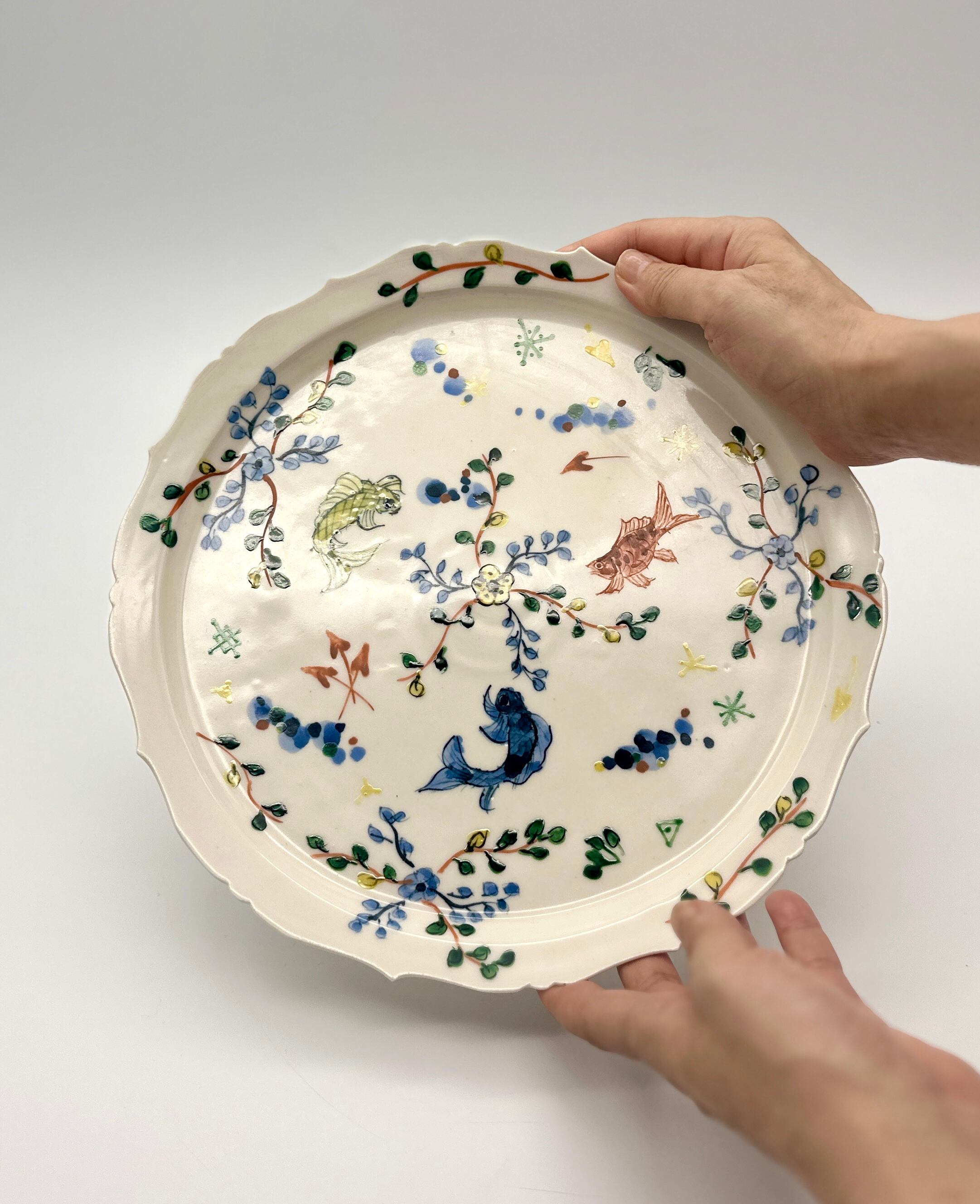 宮田竜司 呉須 赤絵 (魚絵柄) 稜花皿 (大) | pomod'adamo (ポモダダモ)