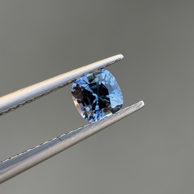 カラーチェンジジルコン 4.6x4.5mm, 0.64ct, ミャンマー産