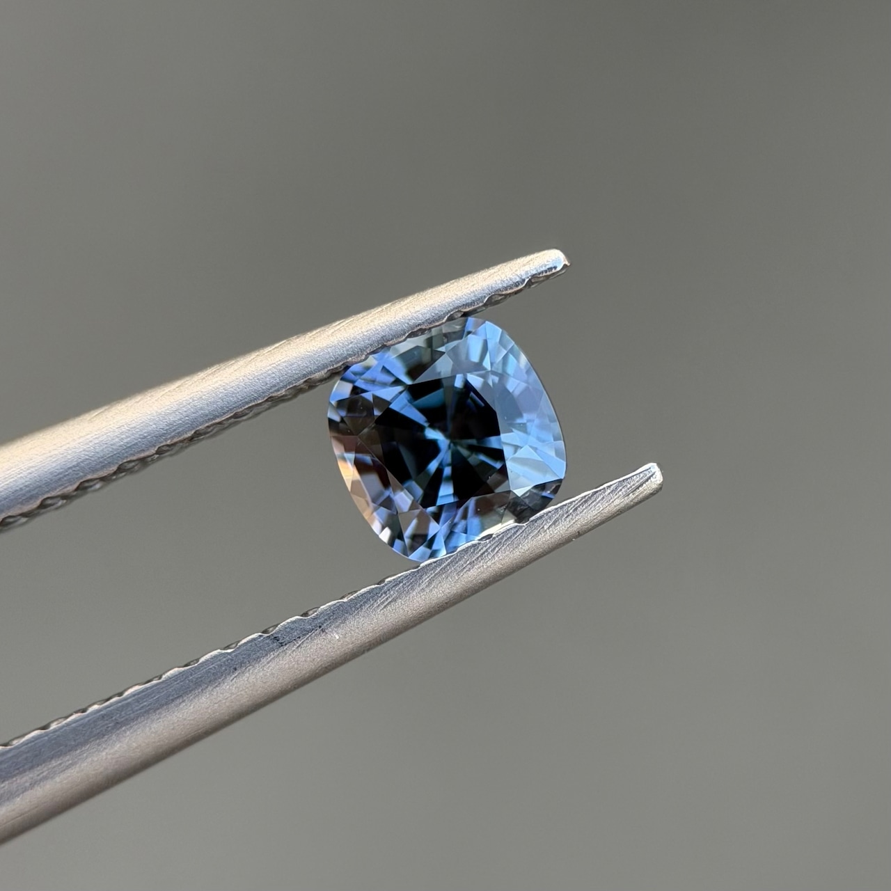 カラーチェンジジルコン 4.6x4.5mm, 0.64ct, ミャンマー産