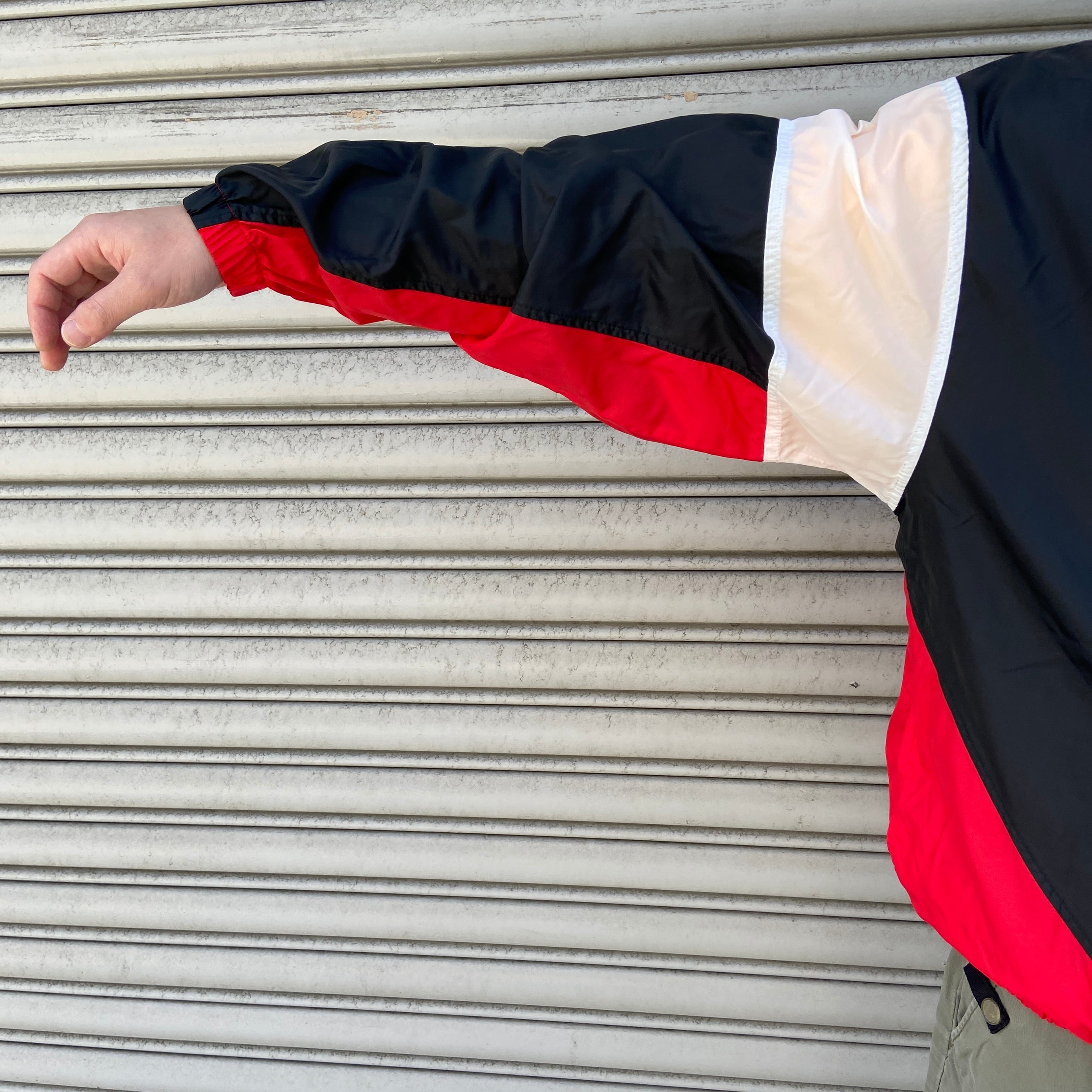 90s NIKE ナイロンジャケット 銀タグ 切り替え配色 黒 赤 白 L 90s NIKE ナイロンジャケット 銀タグ 切り替え配色 黒 赤 白 L