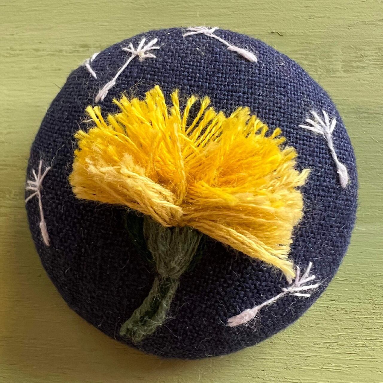 くるみボタン（小） ミモザの刺繍（1点物） | puchgalalley-winwin