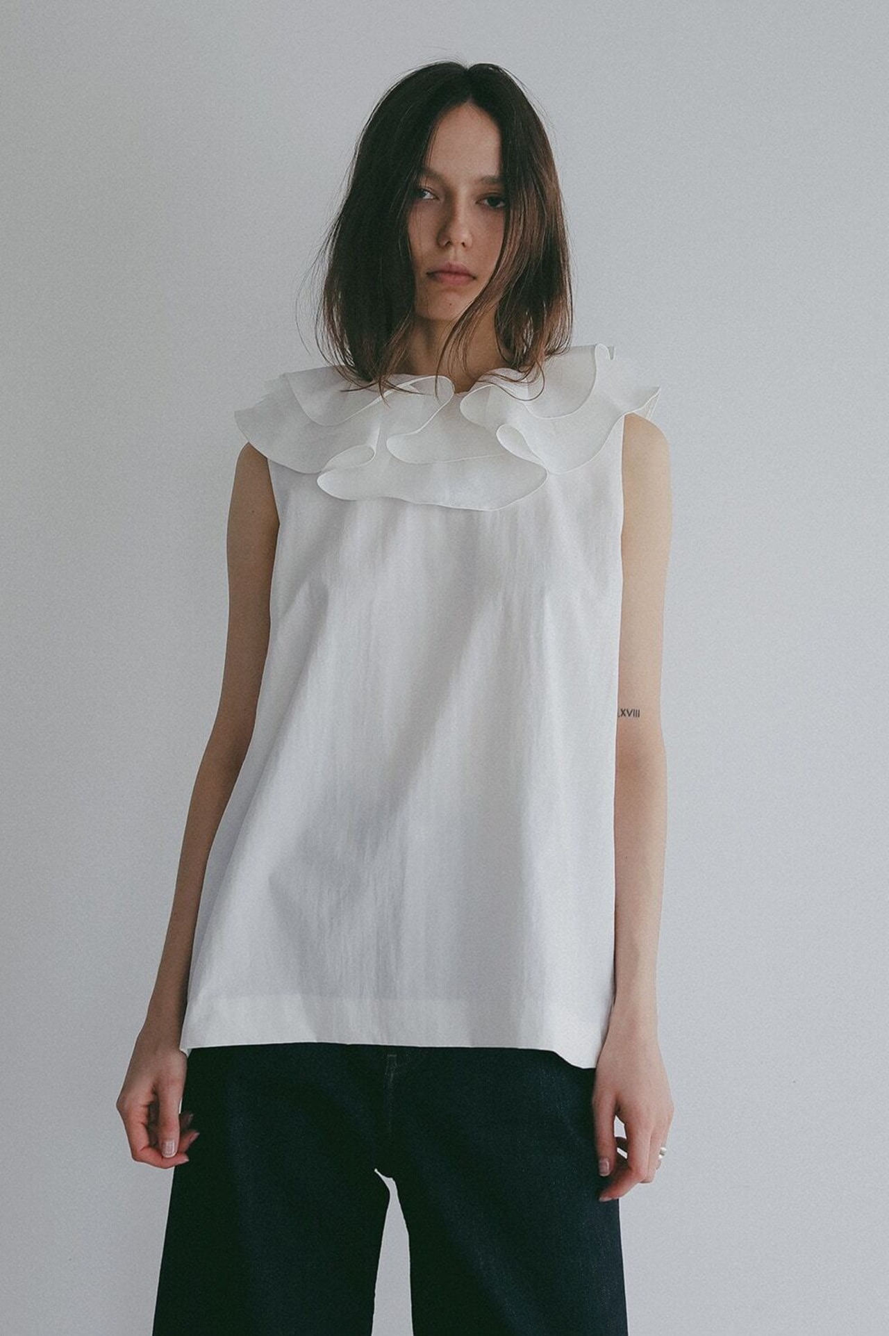 MANOF RUFFLE COLLAR BLOUSE 2色展開
