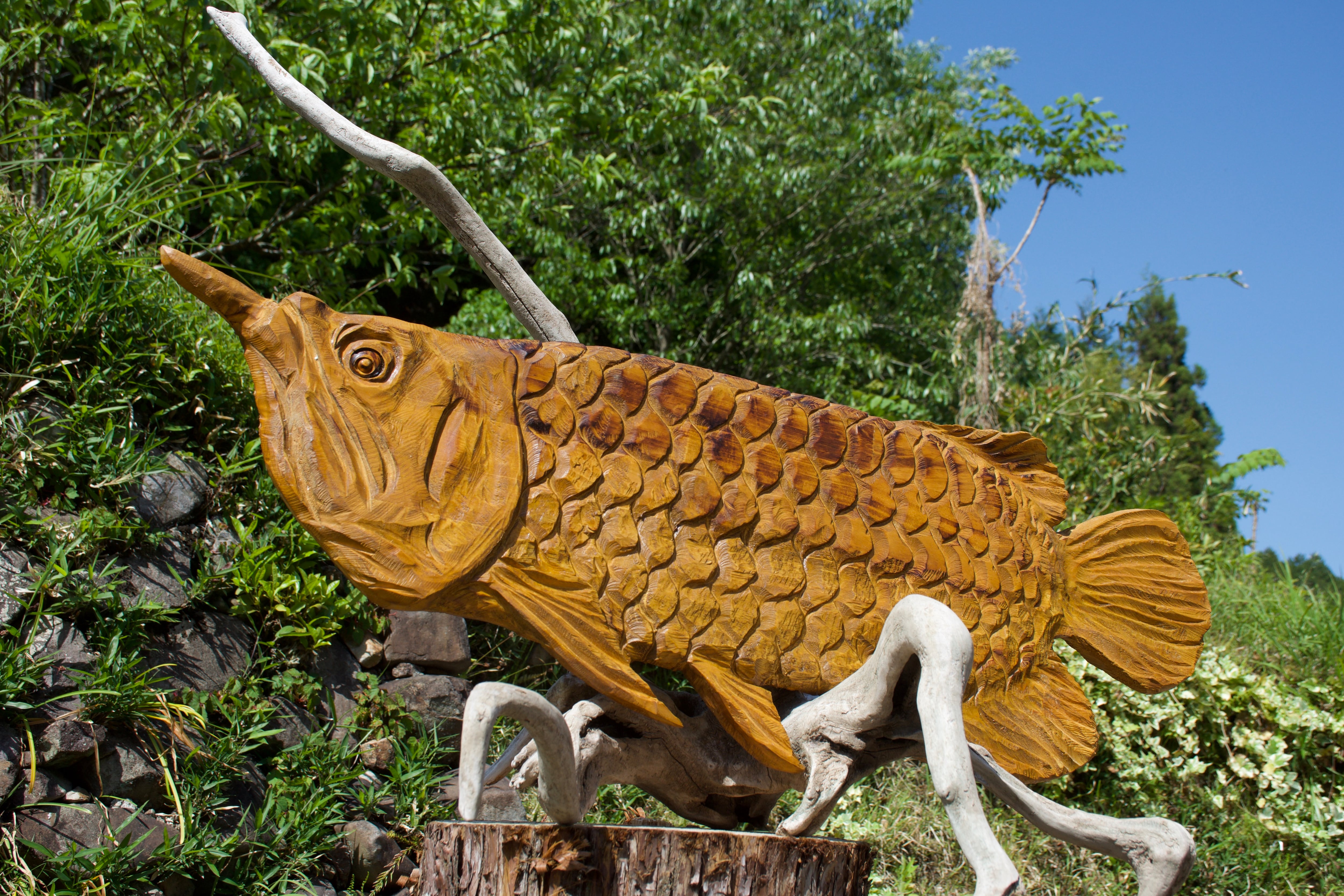 アロワナ 壁掛け チェーンソーアート彫刻作品 | チェンソーアート彫哲