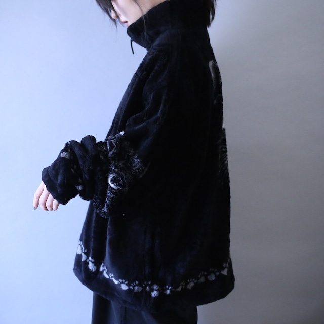 "90's BLACK MOUNTAIN" dark cat pattern over silhouette fleece jacket