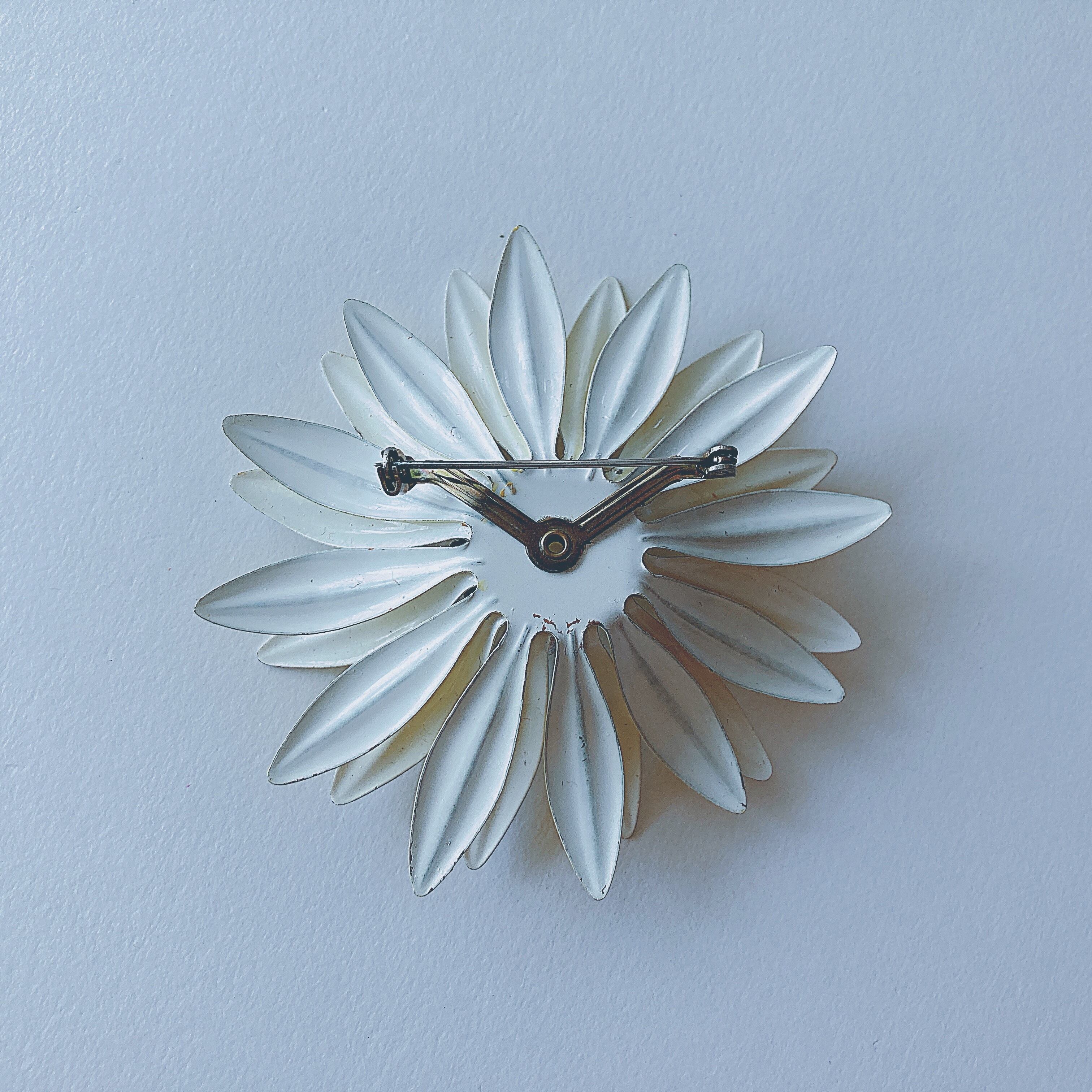 Vintage 60s - 70s white yellow enamel flower brooch ヴィンテージ