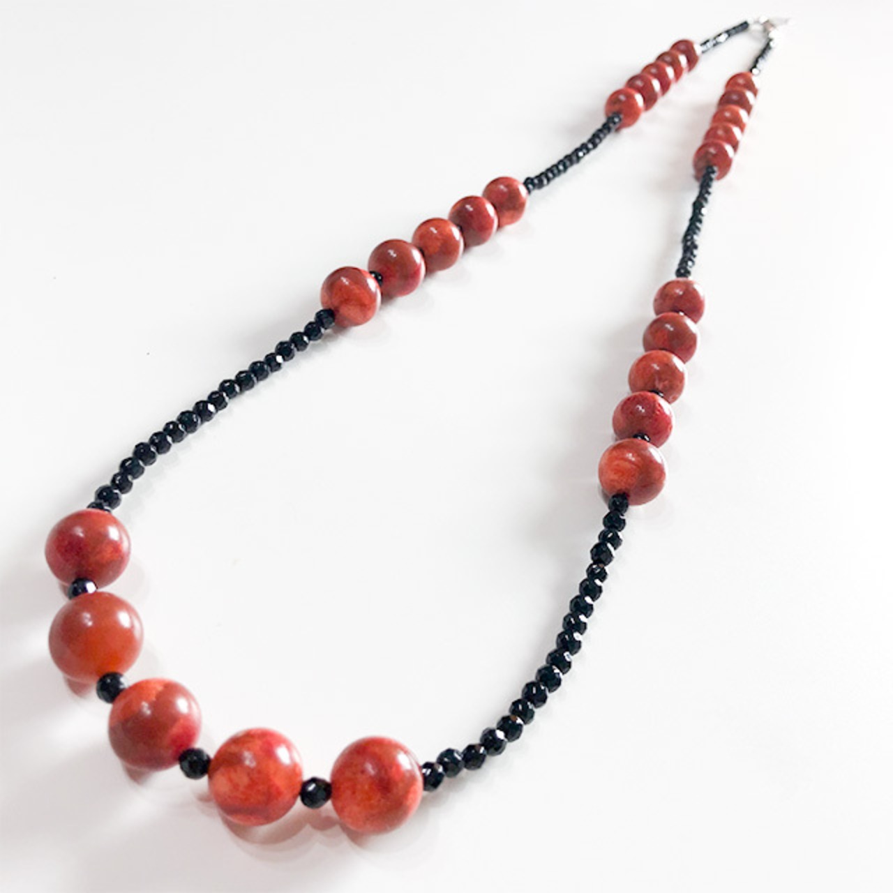 シンプルに楽しめるデザインネックレス！ アップル珊瑚 オニキス シンプルネックレス ne1098