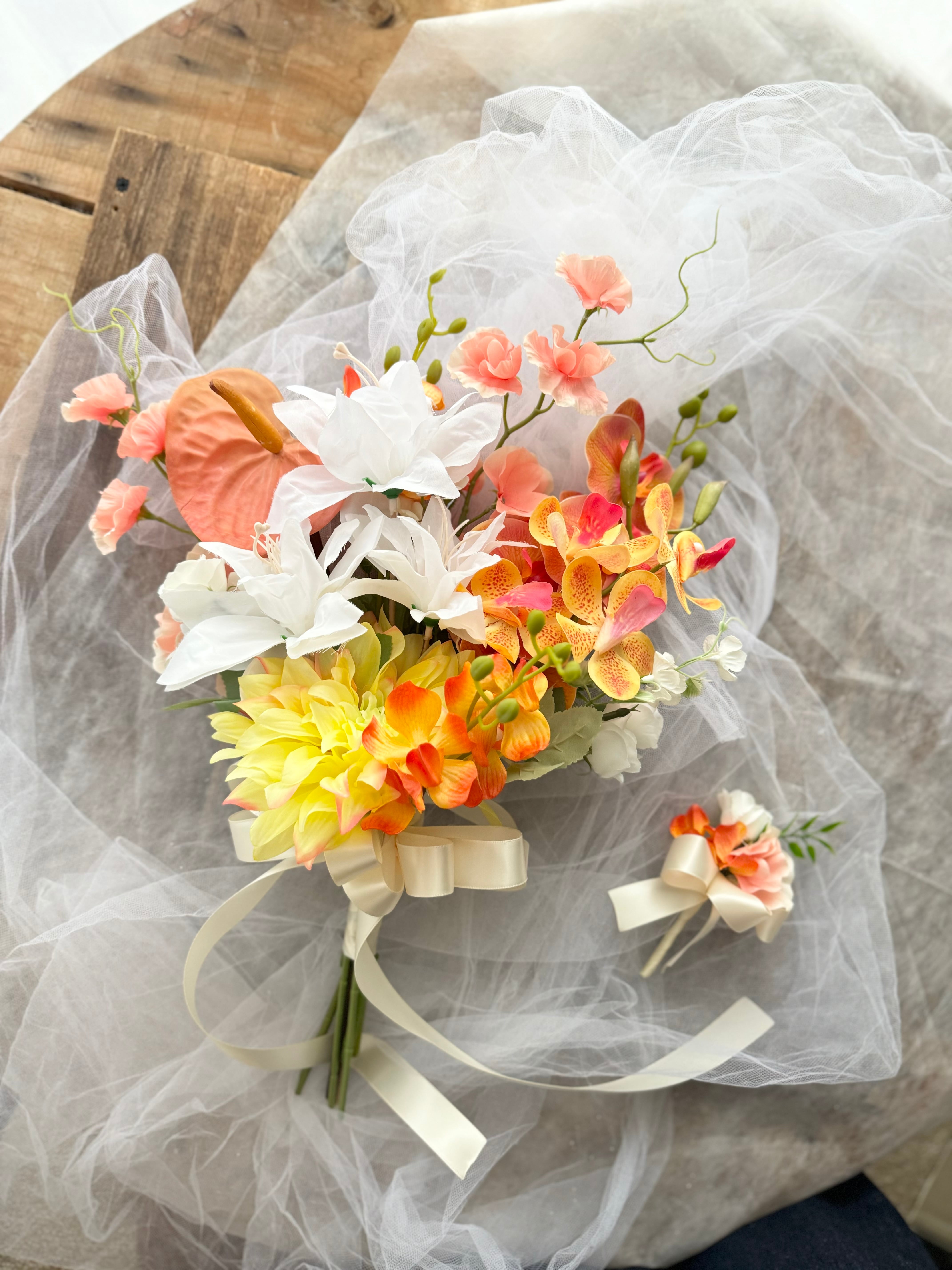 オレンジ×白×黄色クラッチブーケ☆ブートニア | houkiboshi 