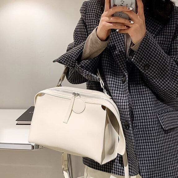 ショルダーバッグ レディース バッグ 鞄 カバン かばん 送料無料 4色 手持ちバッグ 肩がけ 肩掛け 斜め掛けバッグ スクエア かわいい 大人可愛い きれいめ カジュアル シンプル フェミニン おしゃれ お洒落 おとな ラブリー キュート ガーリー 抜け感 無地 ベージュ ブラウン コーヒー ブラック OL 通勤 学生 通学 デート お出かけ 女子会 休日 春 夏 秋 冬 オールシーズン 10代 20代 30代 40代 50代 ママ 韓国 韓国系 普段使い 楽ちん モテ トレンド 流行