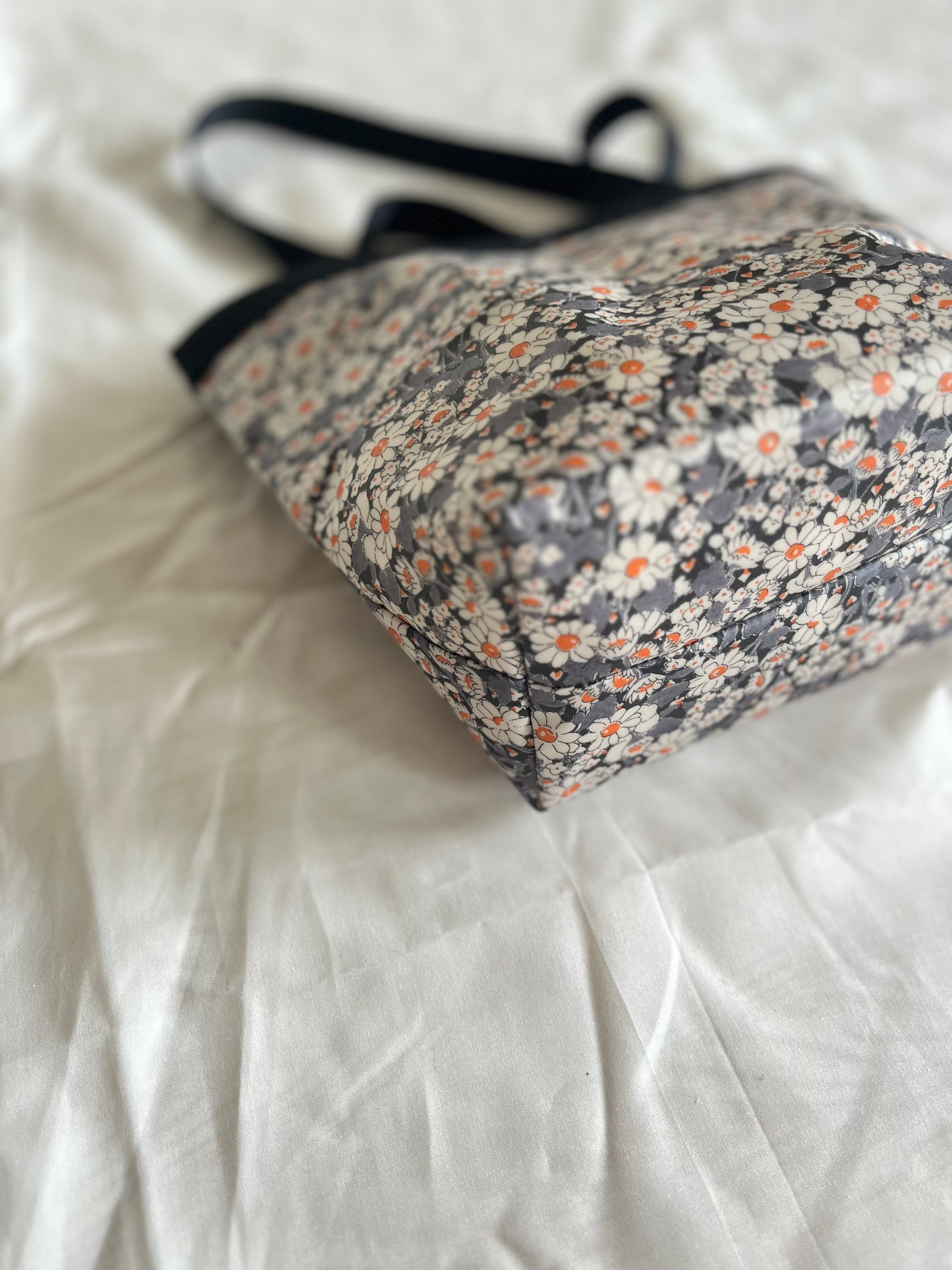 リバティ ラミネート生地のトートバッグ