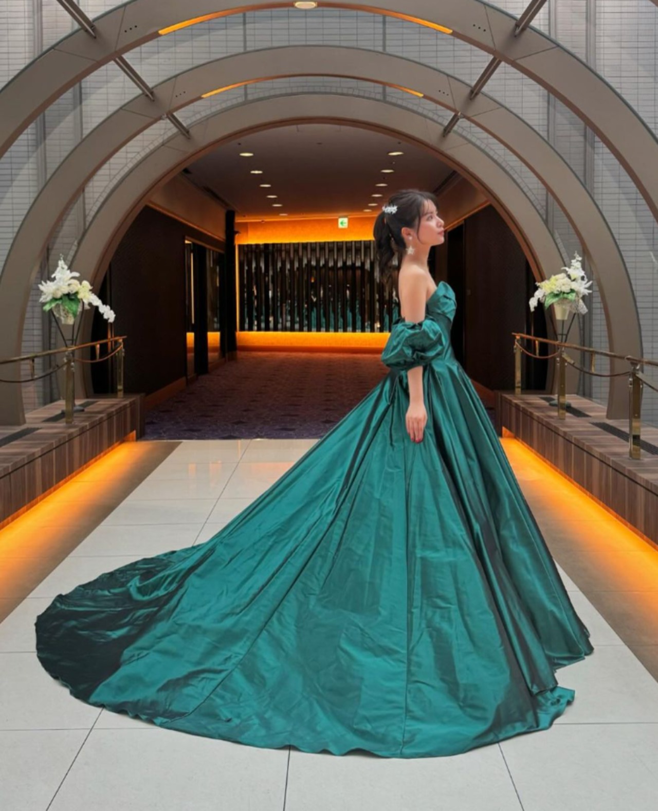 カラードレス 華やか 深めな緑 取り外し袖 細見えシルエット 大人っ  