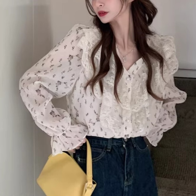ティアードレース レディース トップス ブラウス ゆったり ミディアム丈 長袖 キャンディスリーブ Vネック 襟なし レース 前開き パールボタン 異素材ミックス かわいい 大人可愛い きれいめ シンプル カジュアル 上品 おしゃれ こなれ感 ガーリー ラブリー キュート ロマンティック フェミニン 花柄 フラワー 総柄 秋 女の子 学生 学校 通学 デート お出かけ 女子会 休日 ショッピング お花見 合コン 韓国 オルチャン コーデ 体型カバー 普段使い モテ 清楚 フリーサイズ 白 ホワイト