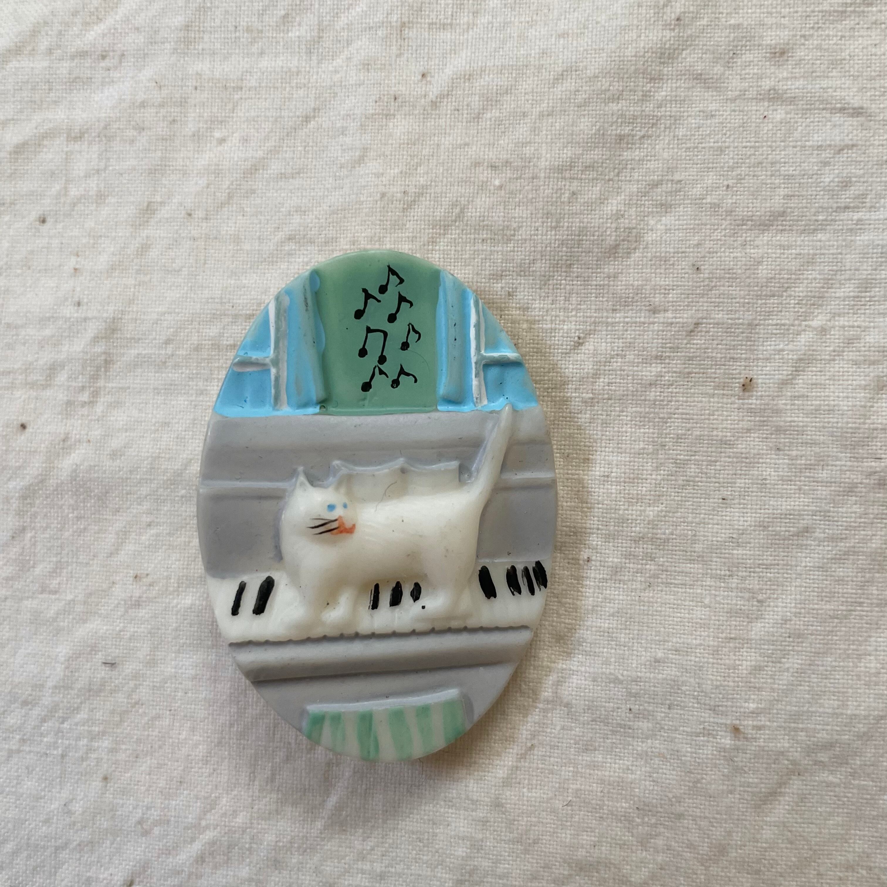 ピアノとネコのブローチ