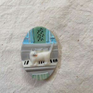 ピアノとネコのブローチ