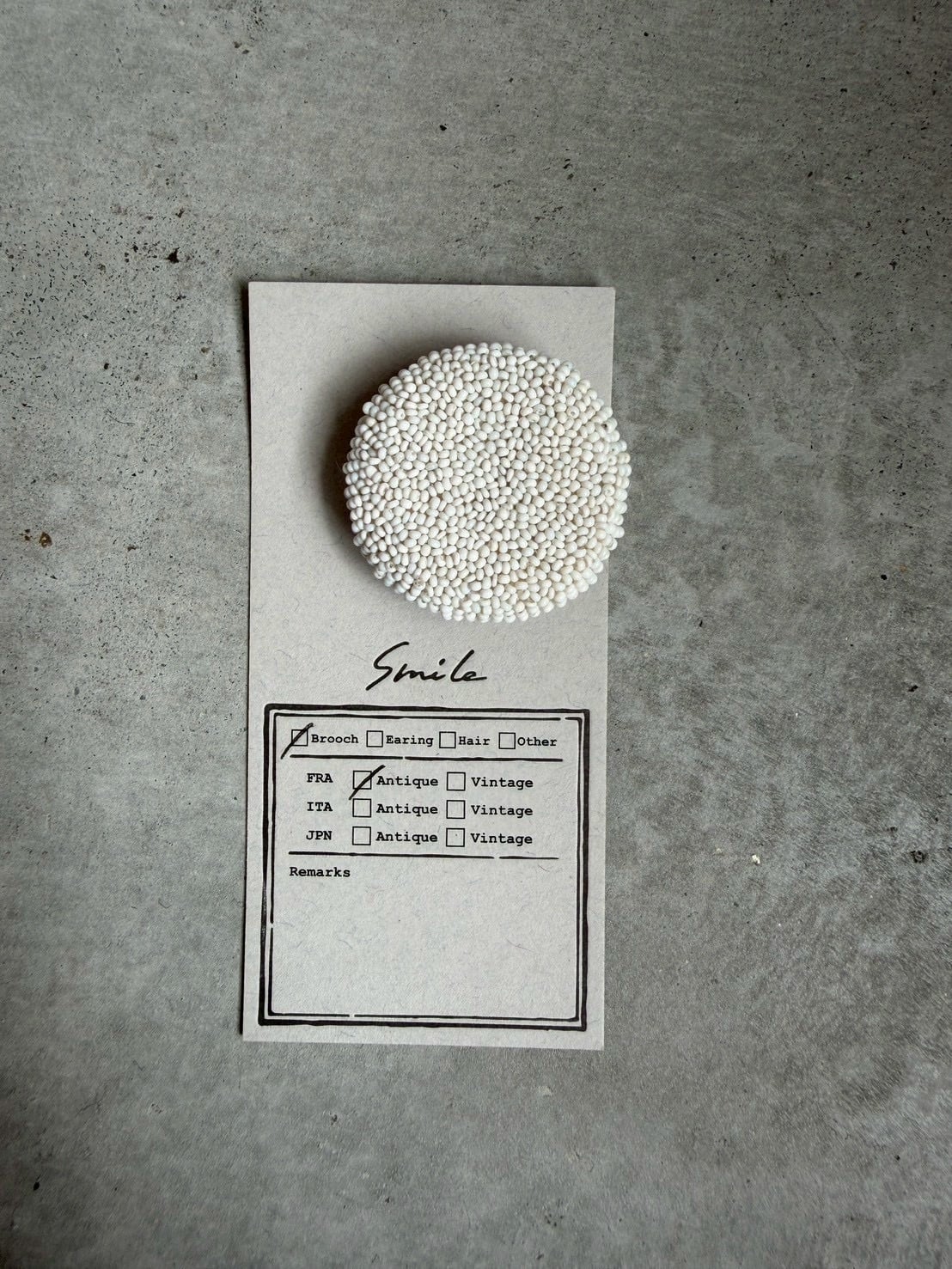 装身具「SmiLe」 №19 antiquebeadsブローチ・丸・白