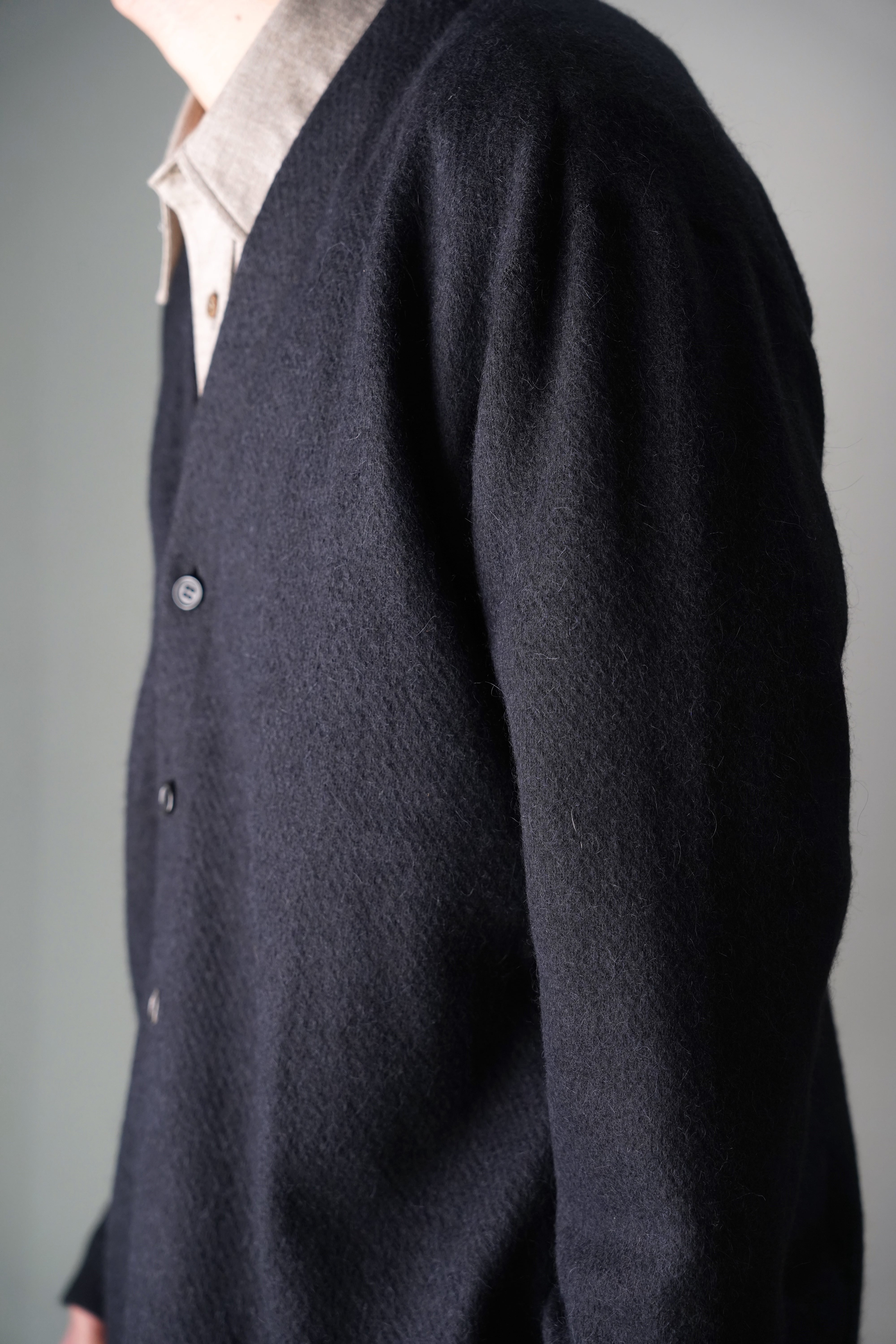 最後の1点】山内 縮絨アルパカニットカーディガン charcoal navy | DE