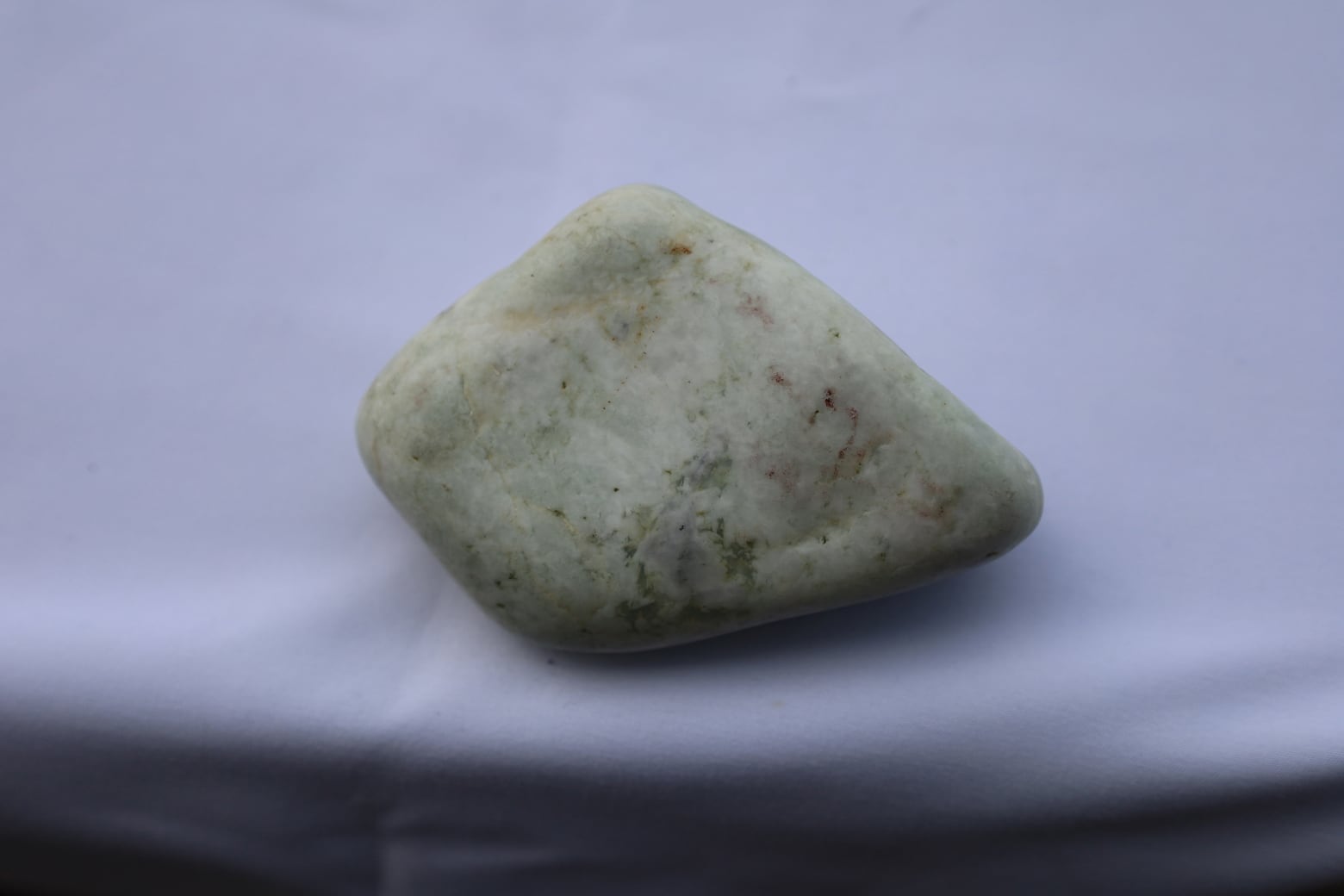 水晶、翡翠、蛇石、どれも原石です。 糸魚川翡翠原石36ひすいヒスイ硬玉ジェダイト商品コード：IJ2408070036