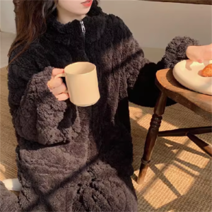 【送料無料】 パジャマ ナイトウェア ルームウェアレディース 上下セット 2点セット トップス パンツ ボトム ロング 長袖 ハイネック Aライン フレア ボタン 厚手生地 可愛い 大人可愛い きれいめ シンプル カジュアル シック コンサバ 華やか 大人 上品 おしゃれ お洒落 こなれ感 高見え 冬 女性用 ママ 20代 30代 40代 部屋着 普段使い ファッション コーデ スタイル 楽ちん 体型カバー 定番 プチプラ 着痩せ 大きい ゆる オーバーサイズ プラスサイズ ブラック 大人カラー