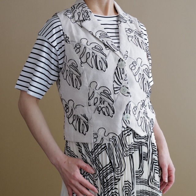 ★リーフ刺繍ベスト(ベージュ)