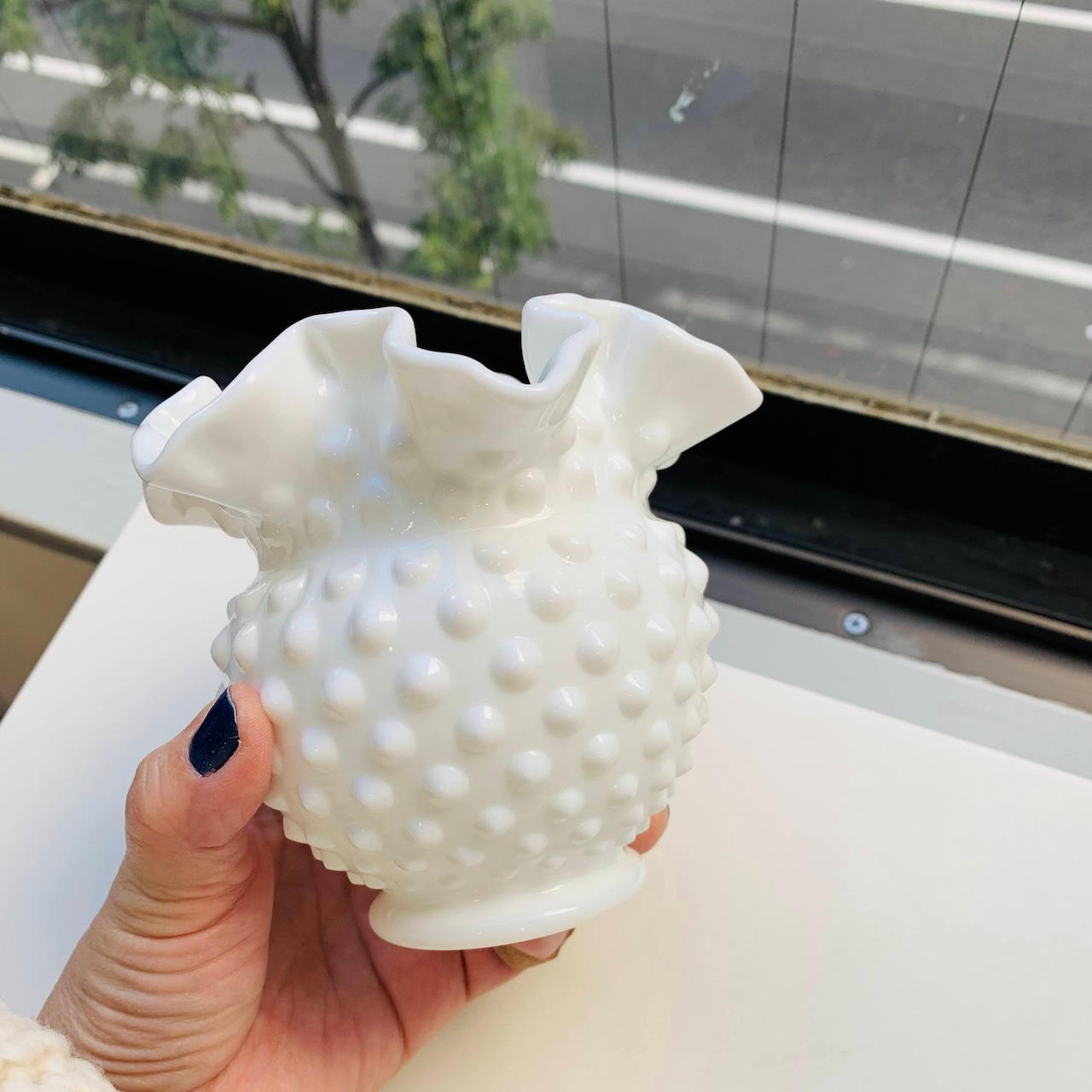 訳あってお買い得！30～80％OFF 70s vintage Fenton フラワーベース / 丸い花瓶 milkglass 工芸品