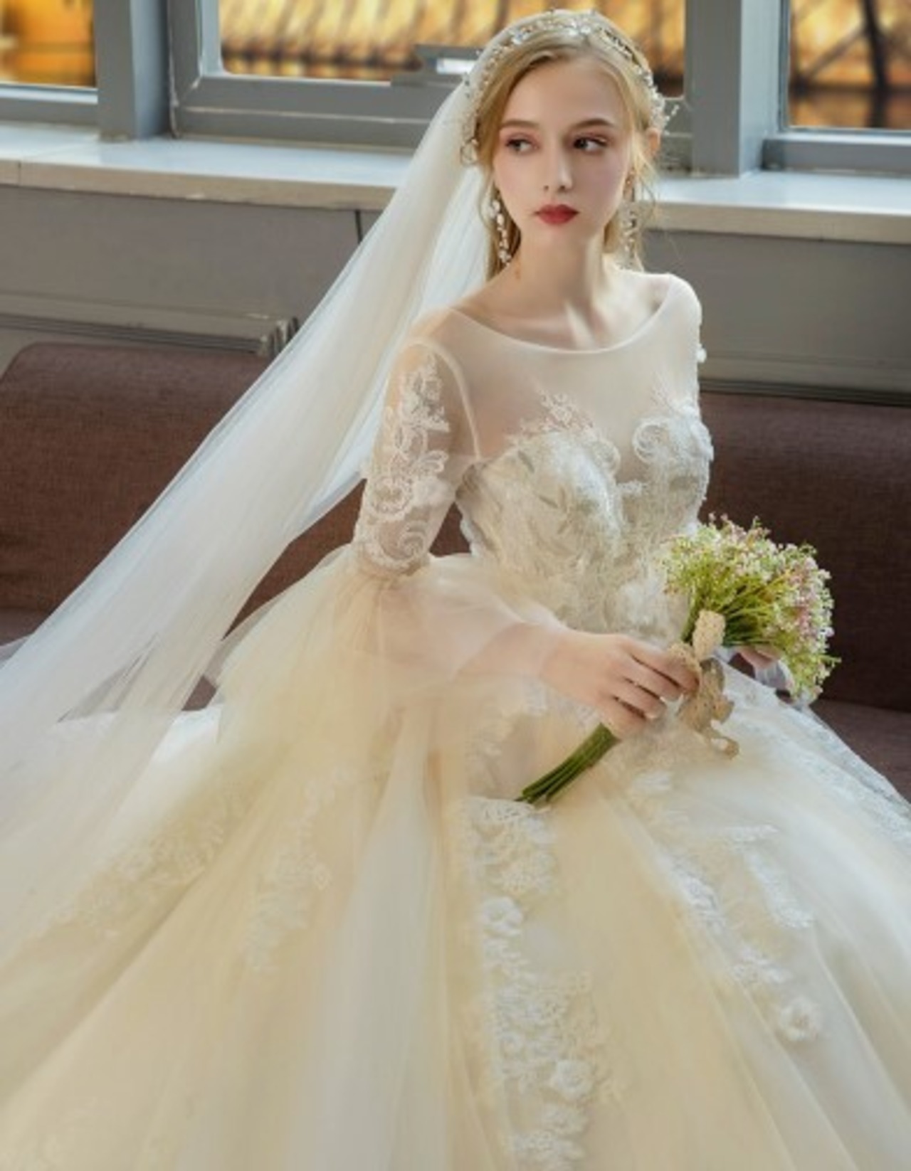 高品質！ ウエディングドレス シャンパン色 ロングトレーン 繊細レース  