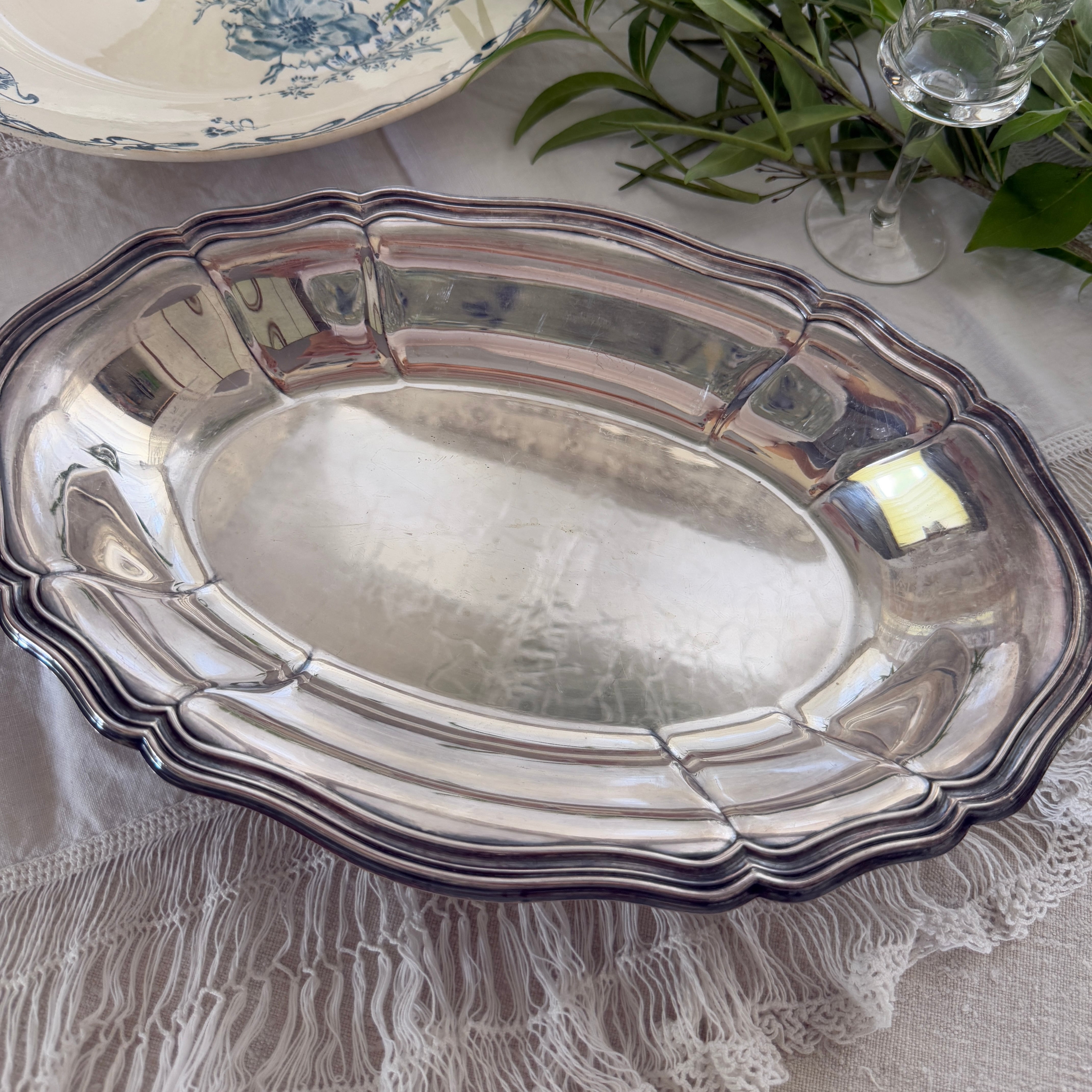 French Vintage Metal Oval Plate With A Bautiful Floral Rim/花リム