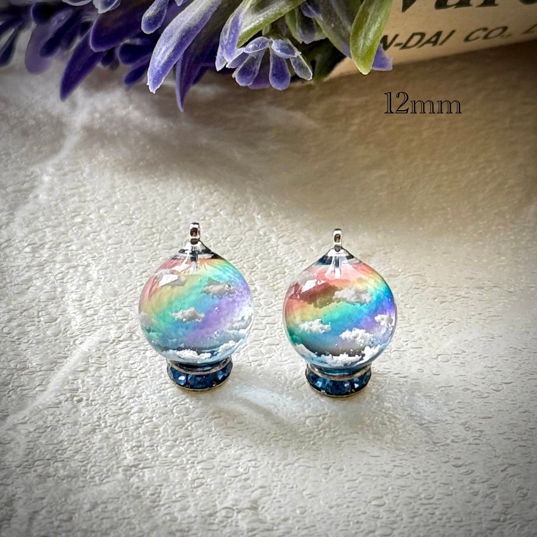 レジンピアス イヤリング 青空にかかる虹 まん丸 12mm