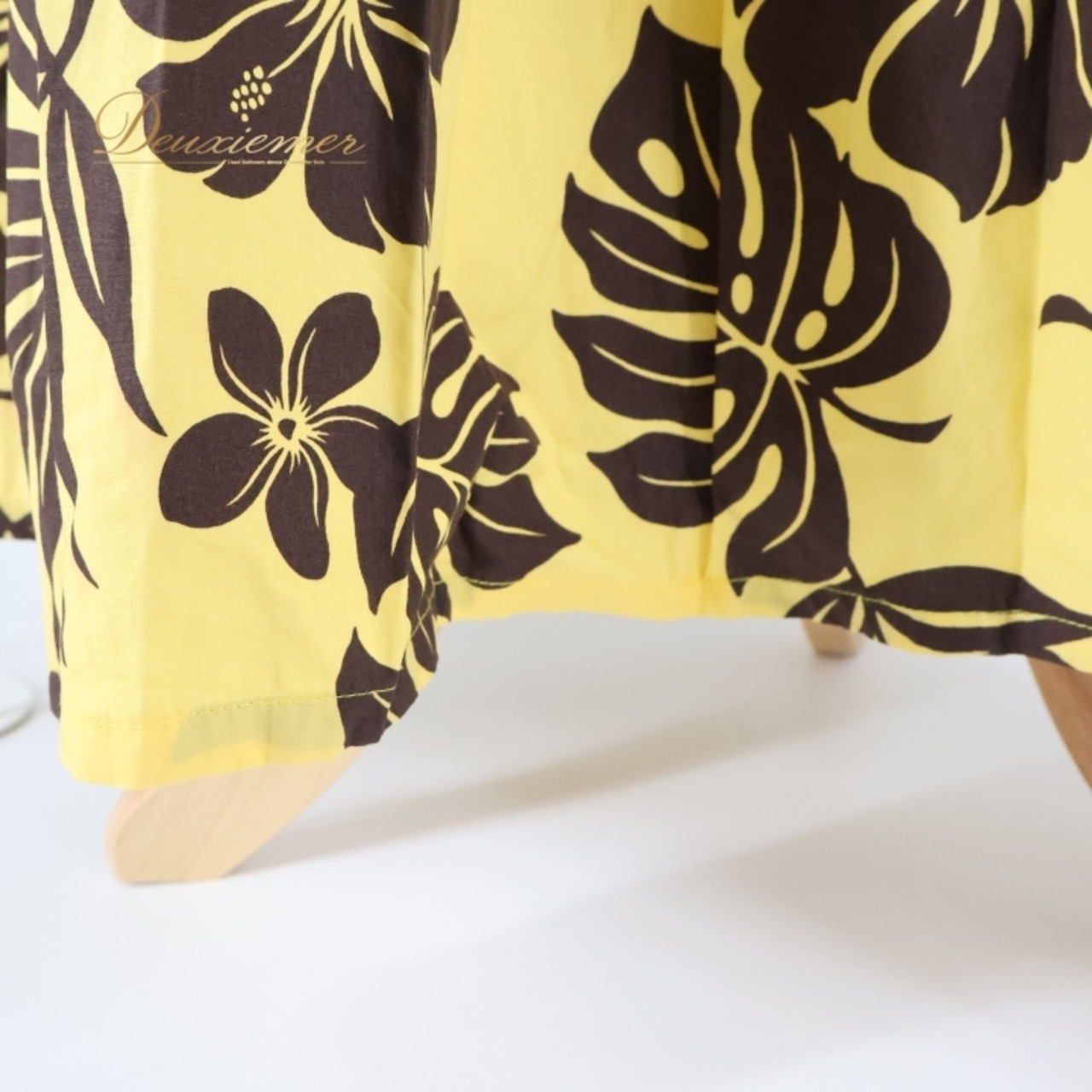 フラダンス 衣装 ワンピース ドレス イエロー系 ハイビスカス柄 ハワイアンプリント アロハ ハワイアン 華やか 鮮やか かわいい 上品 ふんわり おしゃれ 大人っぽい ブラック系 黄 黒 フラ ダンス ビーチリゾート パーティー レディース かわいいデザイン