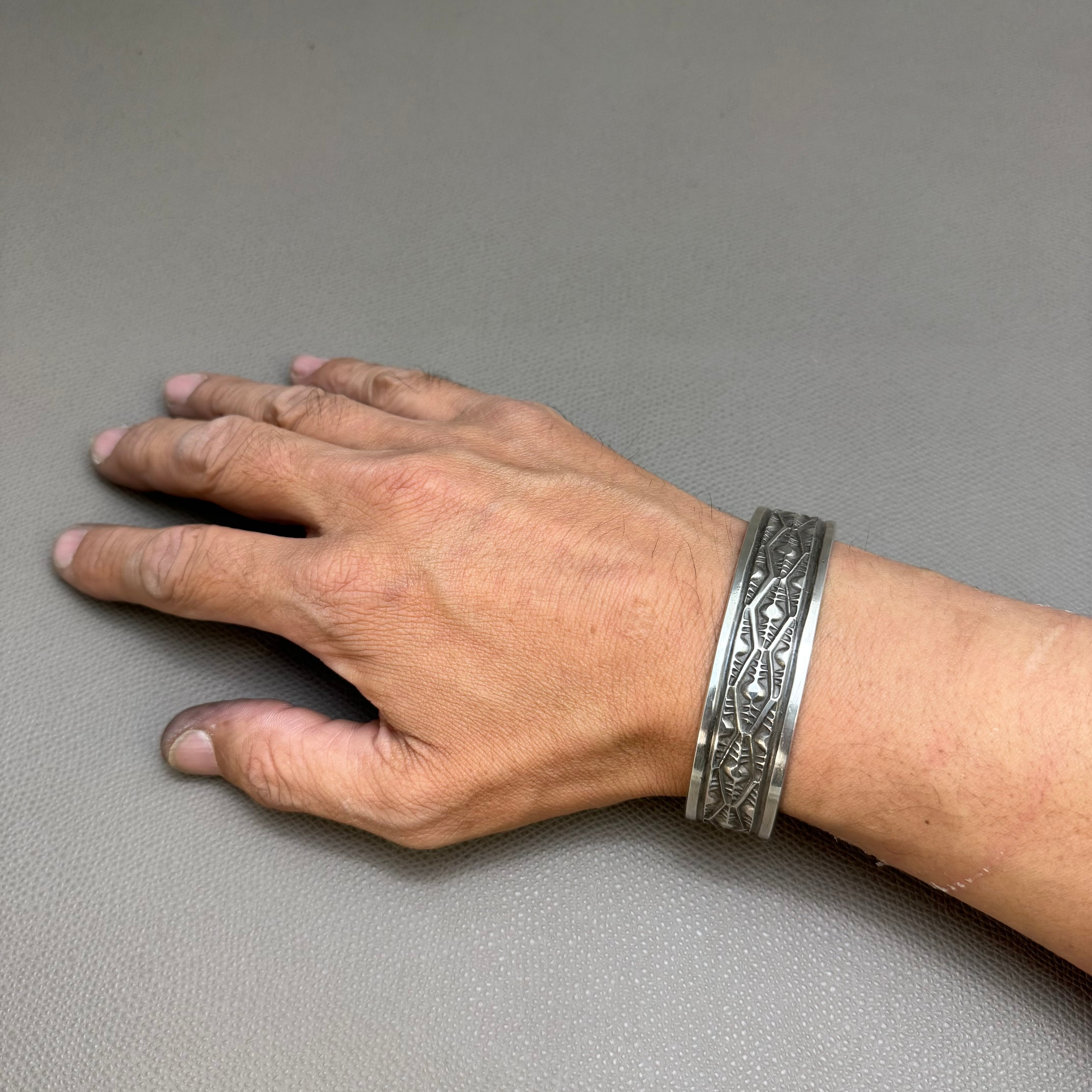 NAVAJO族 LEONARD MALONEY（レオナルドマロニー）作 スタンプワーク