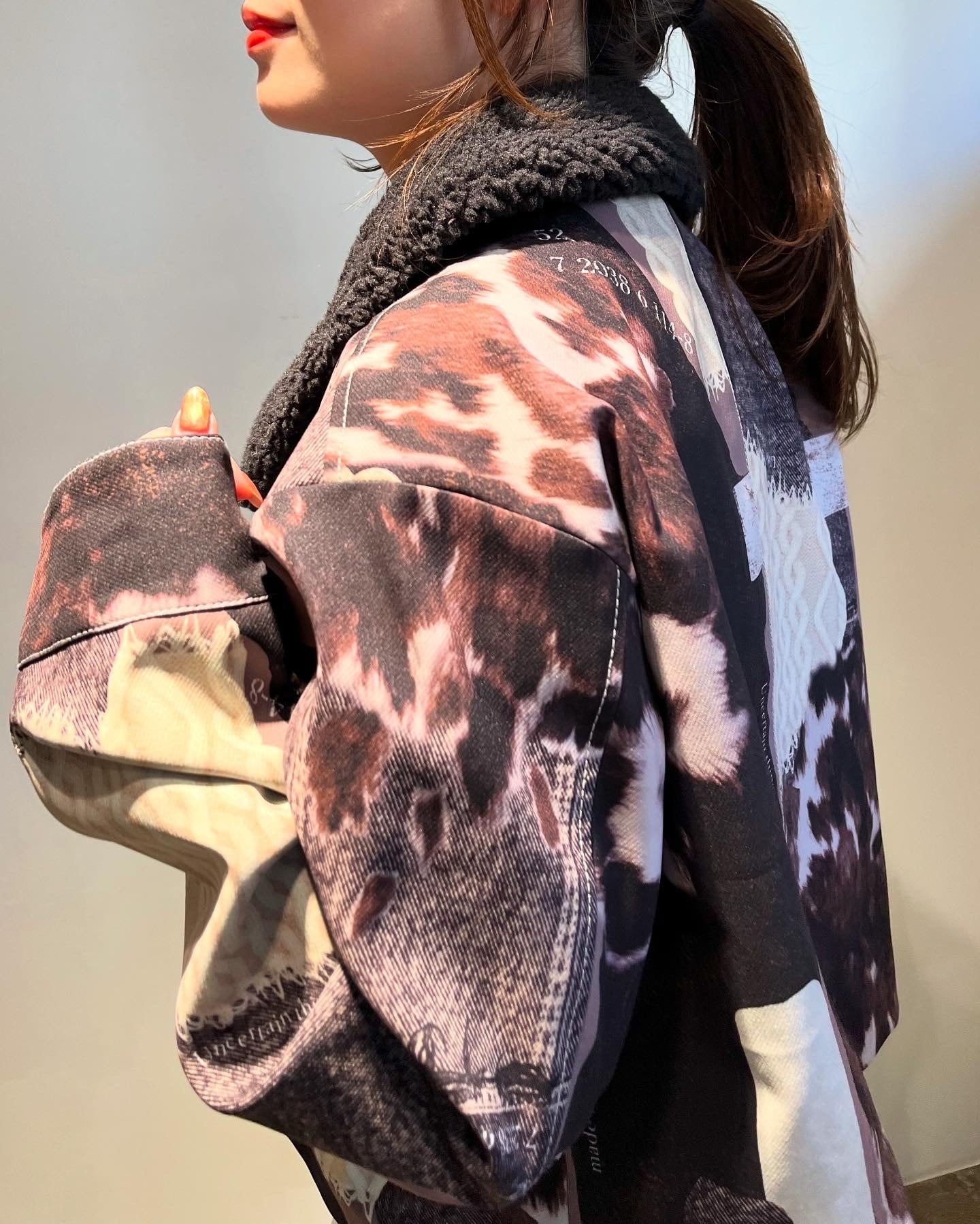 エイミーロウ Eimee Law カウ柄デニムコラージュPtボアカラーJK