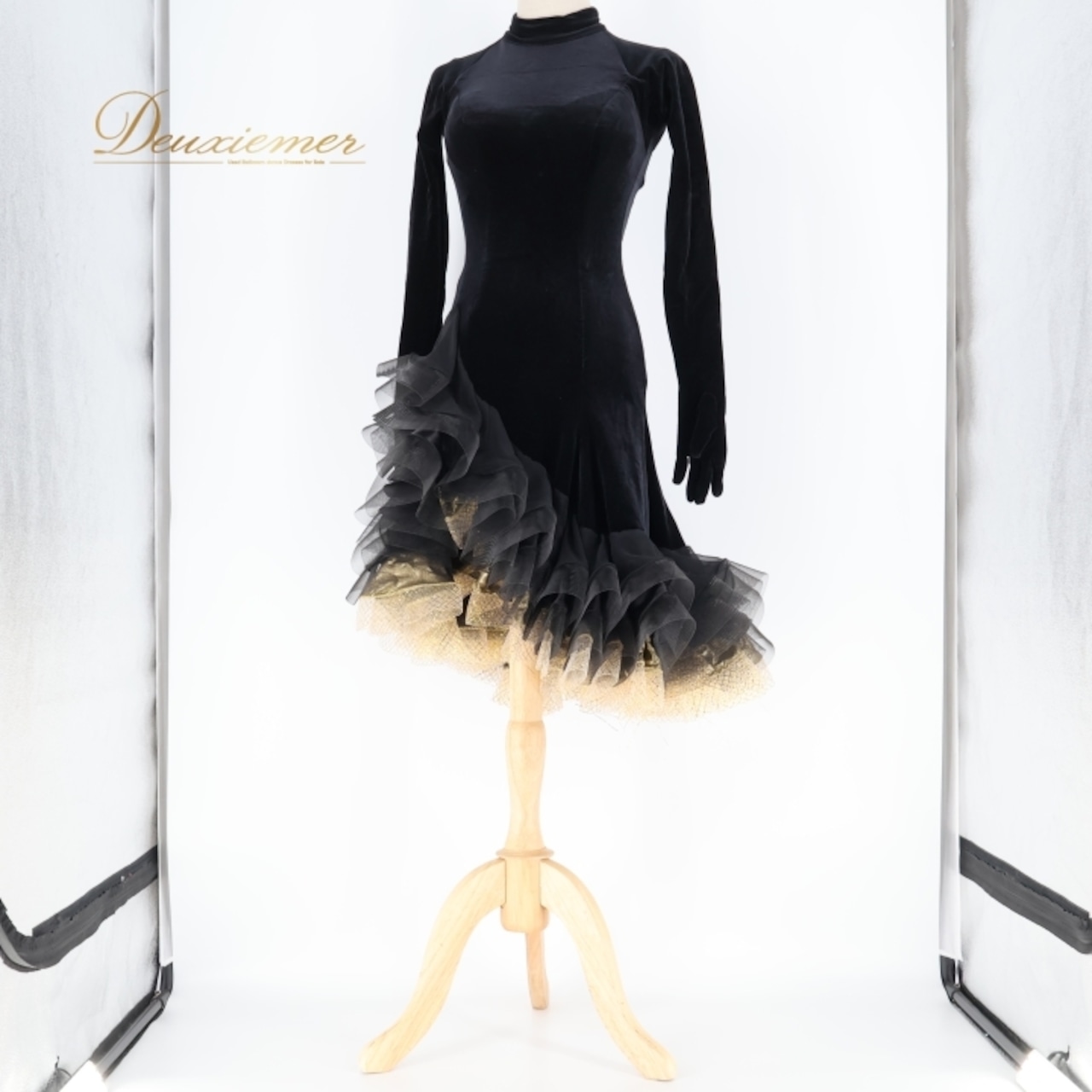 社交ダンス 衣装 ラテン ドレス ワンピース ヤナギダダンスウェア YANAGIDADANCEWEAR フリル ベロア アームカバー 手袋 おしゃれ 高級感 デモ 競技 ダンス パーティ 発表会 金 黒 ブラック系 ゴールド系 フリルデザイン 高級ドレス 可愛いドレス ダンスパフォーマンス ラテン衣装 衣装レンタル 競技用ドレス デモ用ドレス ショー用衣装