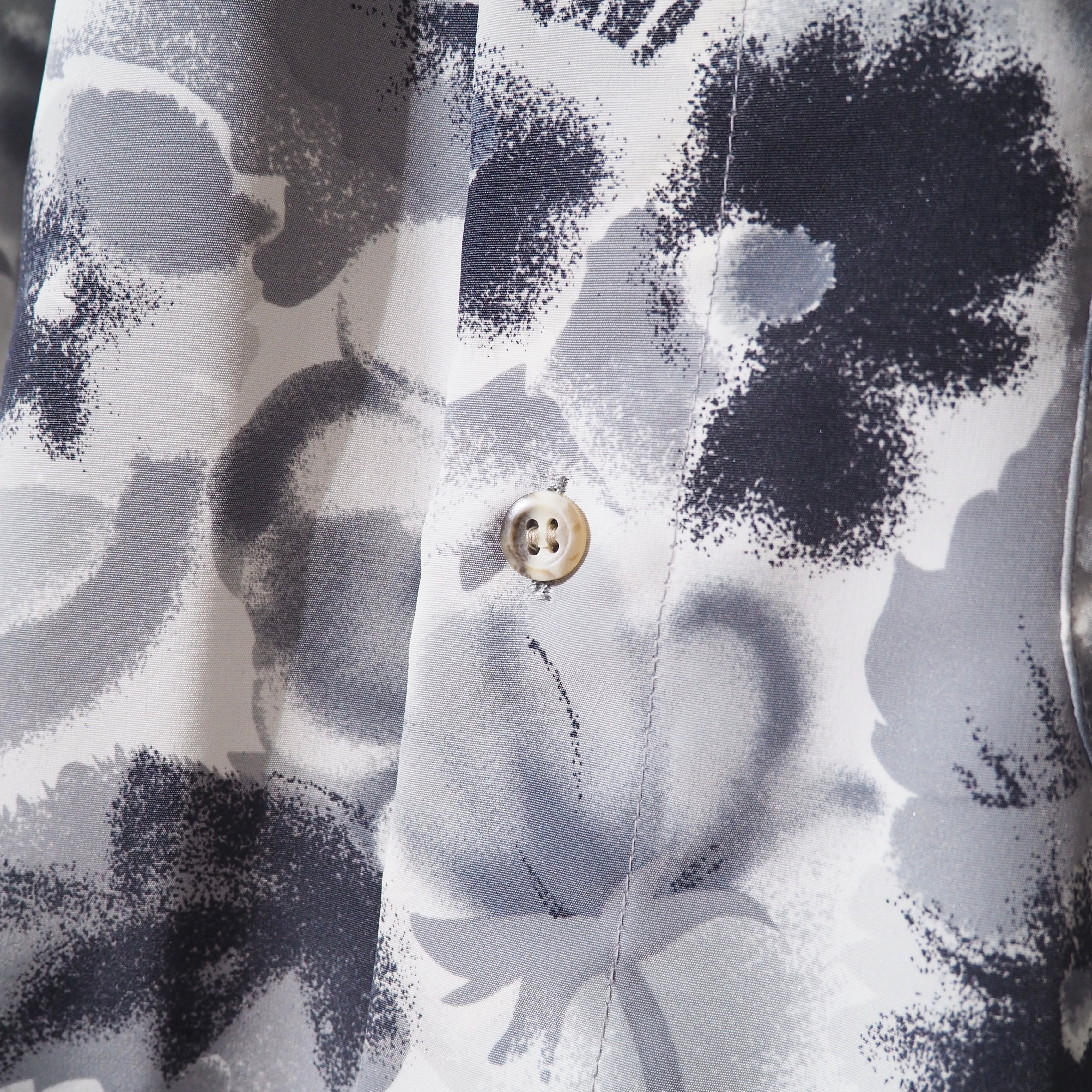 1990s Beautiful monotone Flower All Over vintage Drape loose shirt