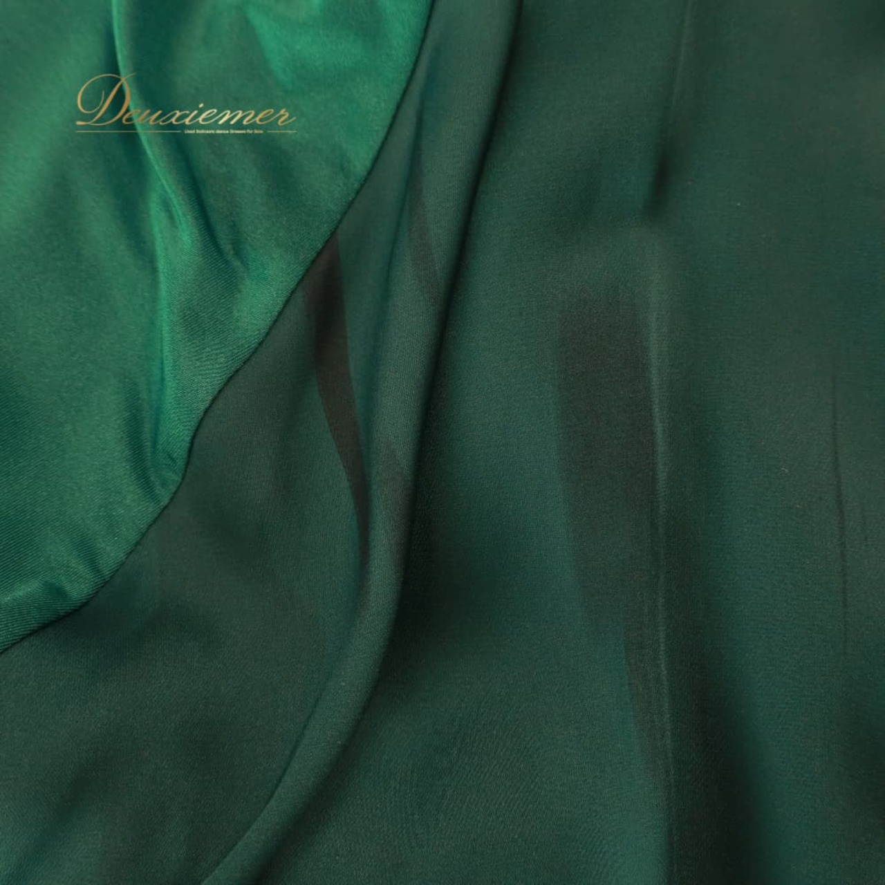 社交ダンス 衣装 Chacott Dance Sport チャコット ダンススポーツ スカート レッスンウェア グリーン系 緑 無地 サテン生地 シンプル 華やか 鮮やか 上品 大人っぽい 練習 レッスン 練習着 レッスン着 軽やか かわいい おしゃれ