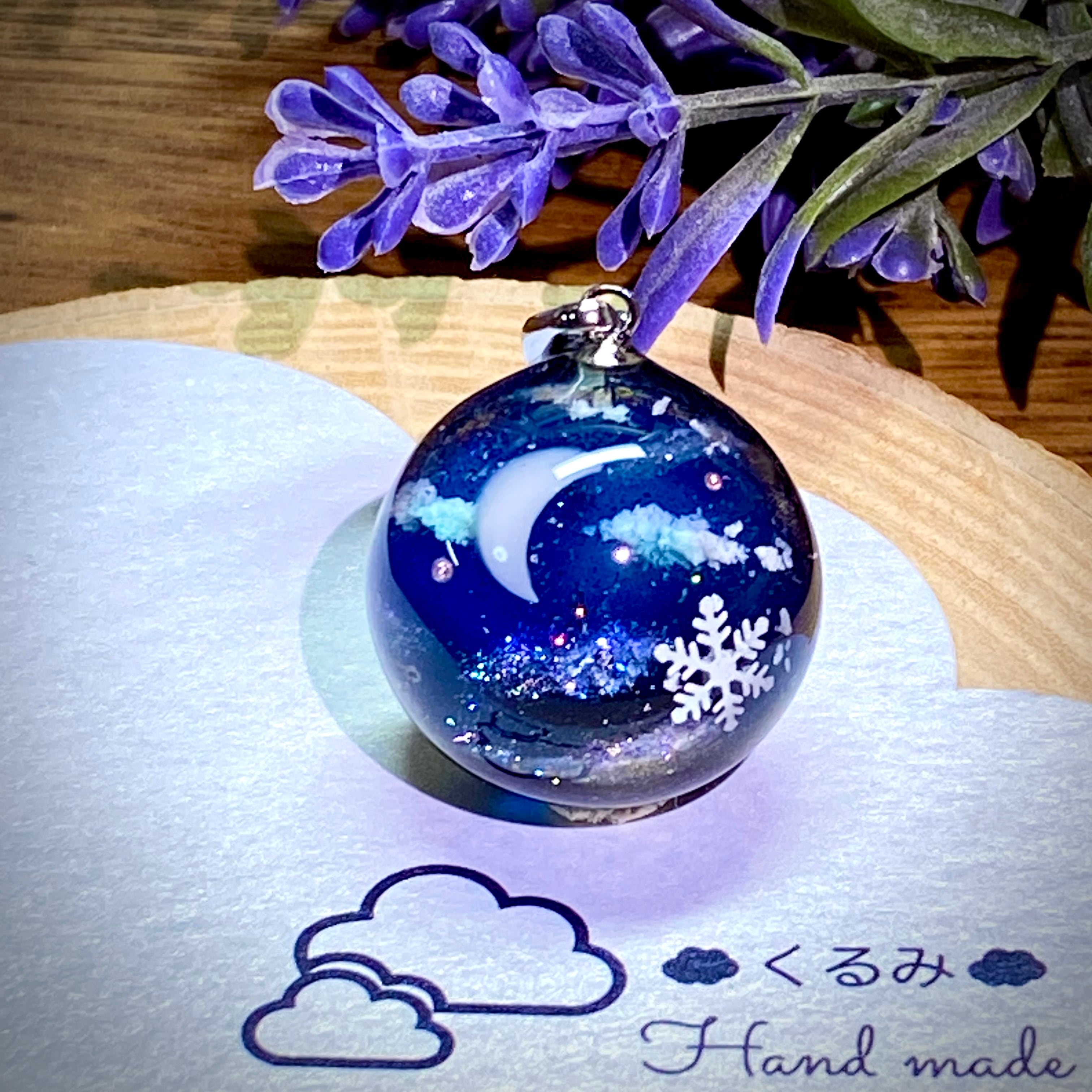 半球の雲レジン 夜空 三日月と雪の結晶 小さめ 20mm