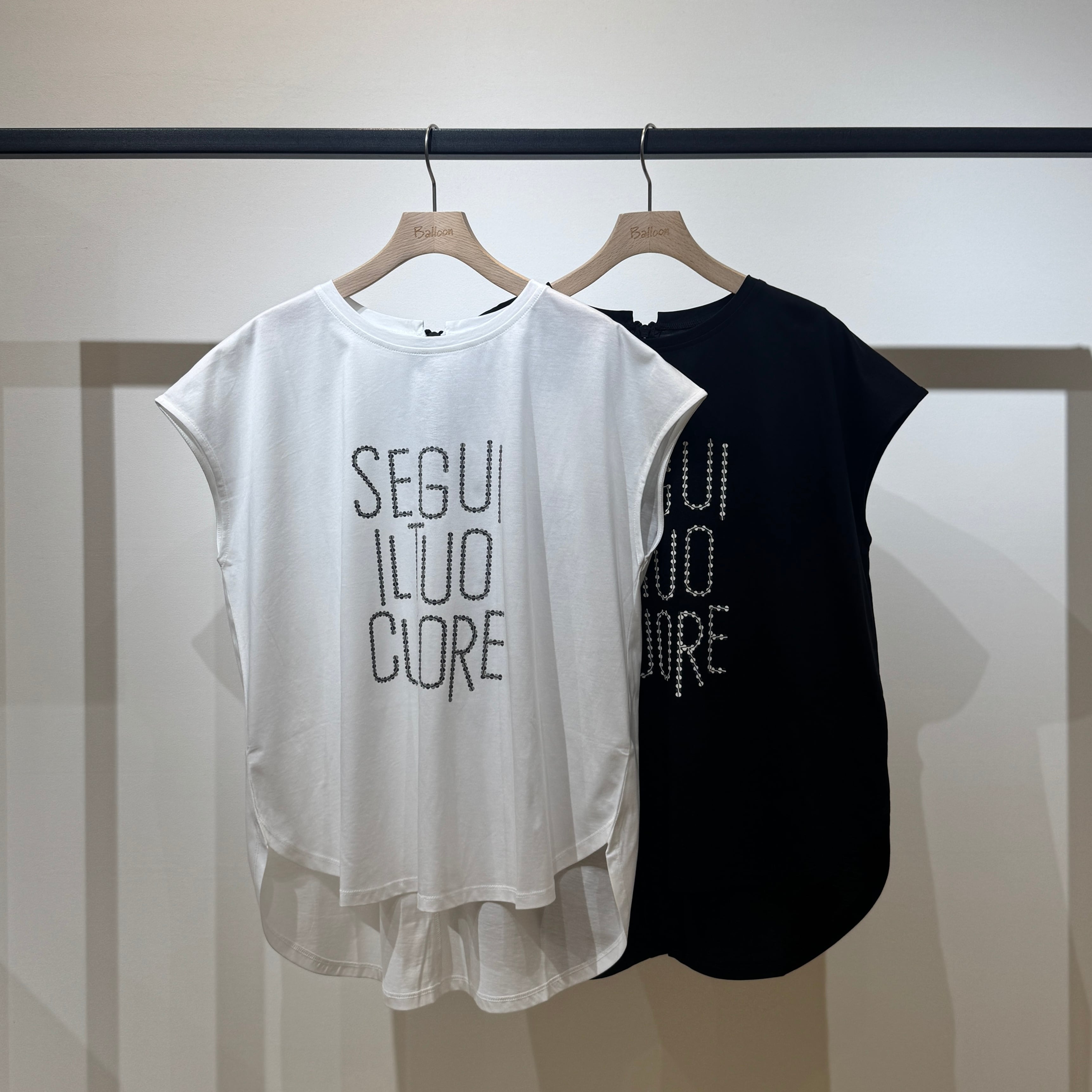 後ファスナーロゴTシャツ