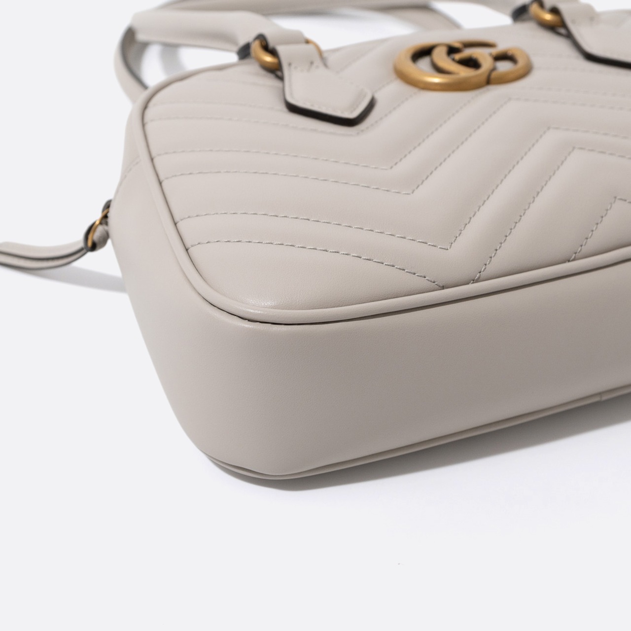 GUCCI GGマーモント スモール トップハンドルバッグ ライトグレー
