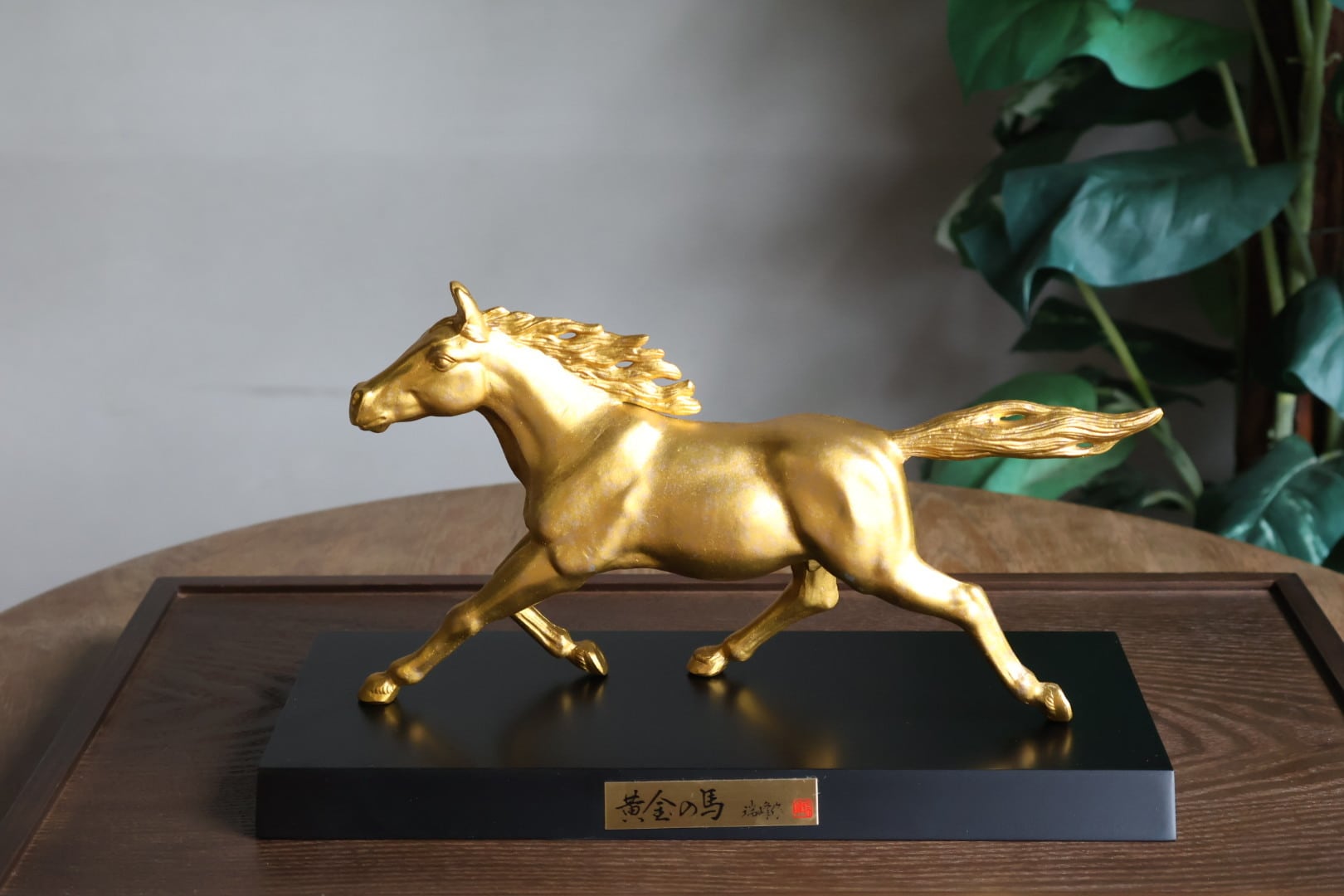 ⭕️ アルニー 白馬のペア サラブレッド 油彩画 金色フレーム 干支】瑞峰作 午 黄金の馬 | うつわ通販 土岐陶器店 / ONLINE SHOP