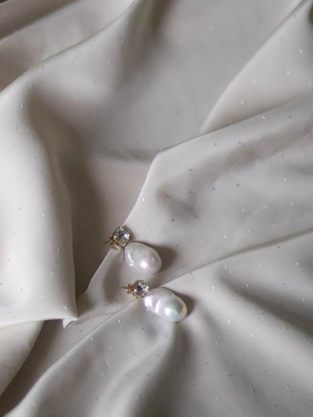 pearl × crystal accessory