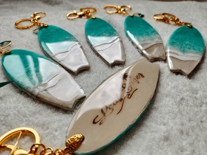 371.オーシャンレジンアート サーフボード型チャーム 小