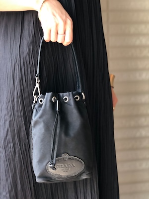 PRADA　 プラダ　ロゴ型押し　エンブレム　ナイロン×レザー　巾着　ミニバッグ　ハンドバッグ　ブラック　vintage　ヴィンテージ　オールド　vnwufp