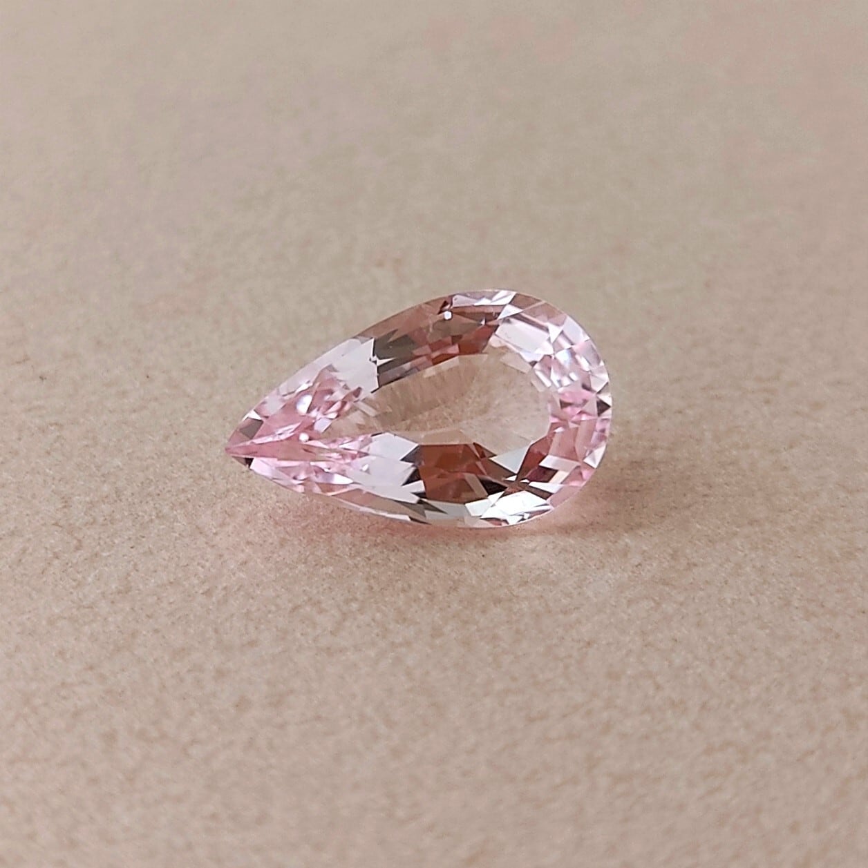 モルガナイト　ルース　ハンドメイド ブラジル産モルガナイト・ルース 4.14ct ペアシェイプ ソーティング