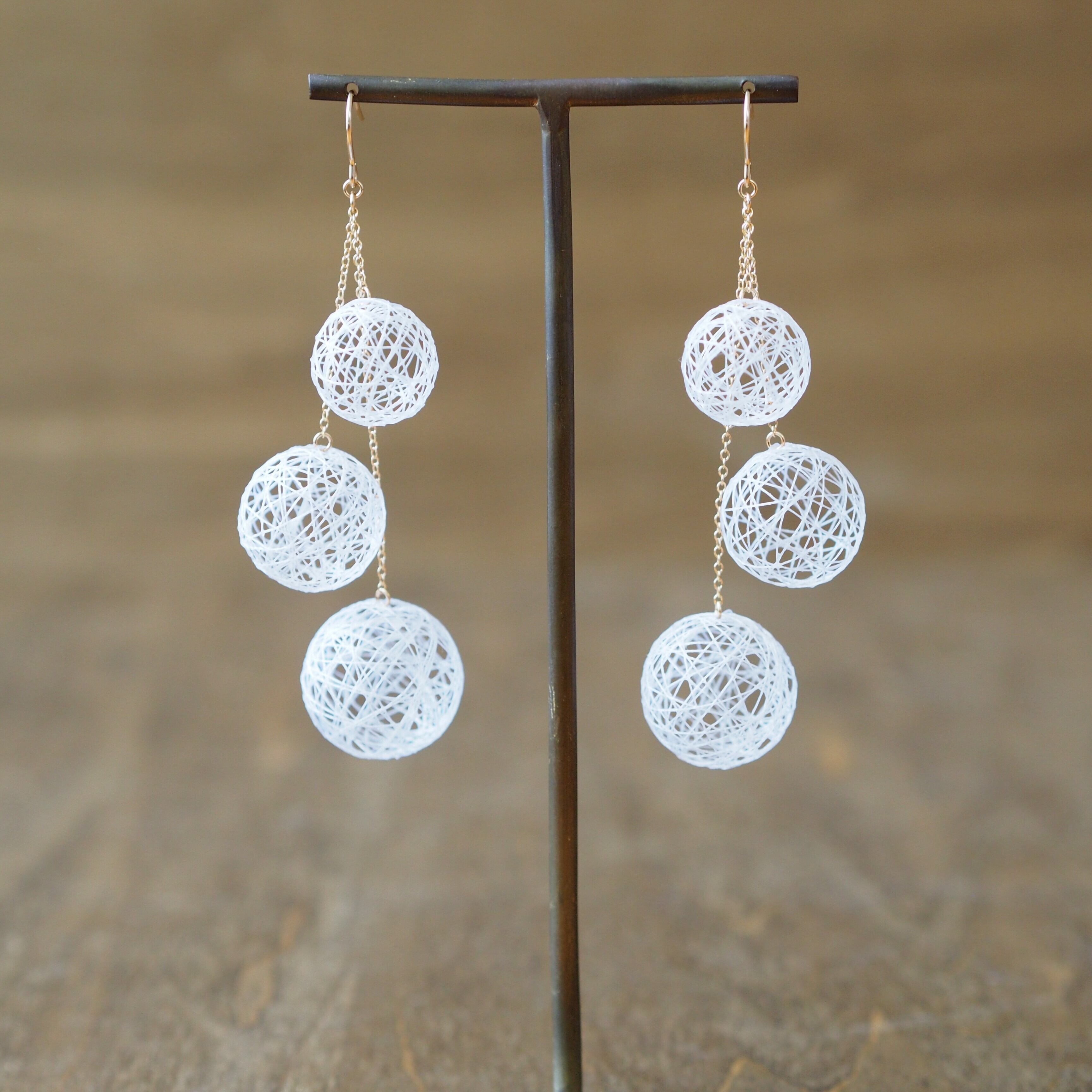 3粒チェーンピアス - 絹白（イヤリング可） | ひらり the airy jewelry