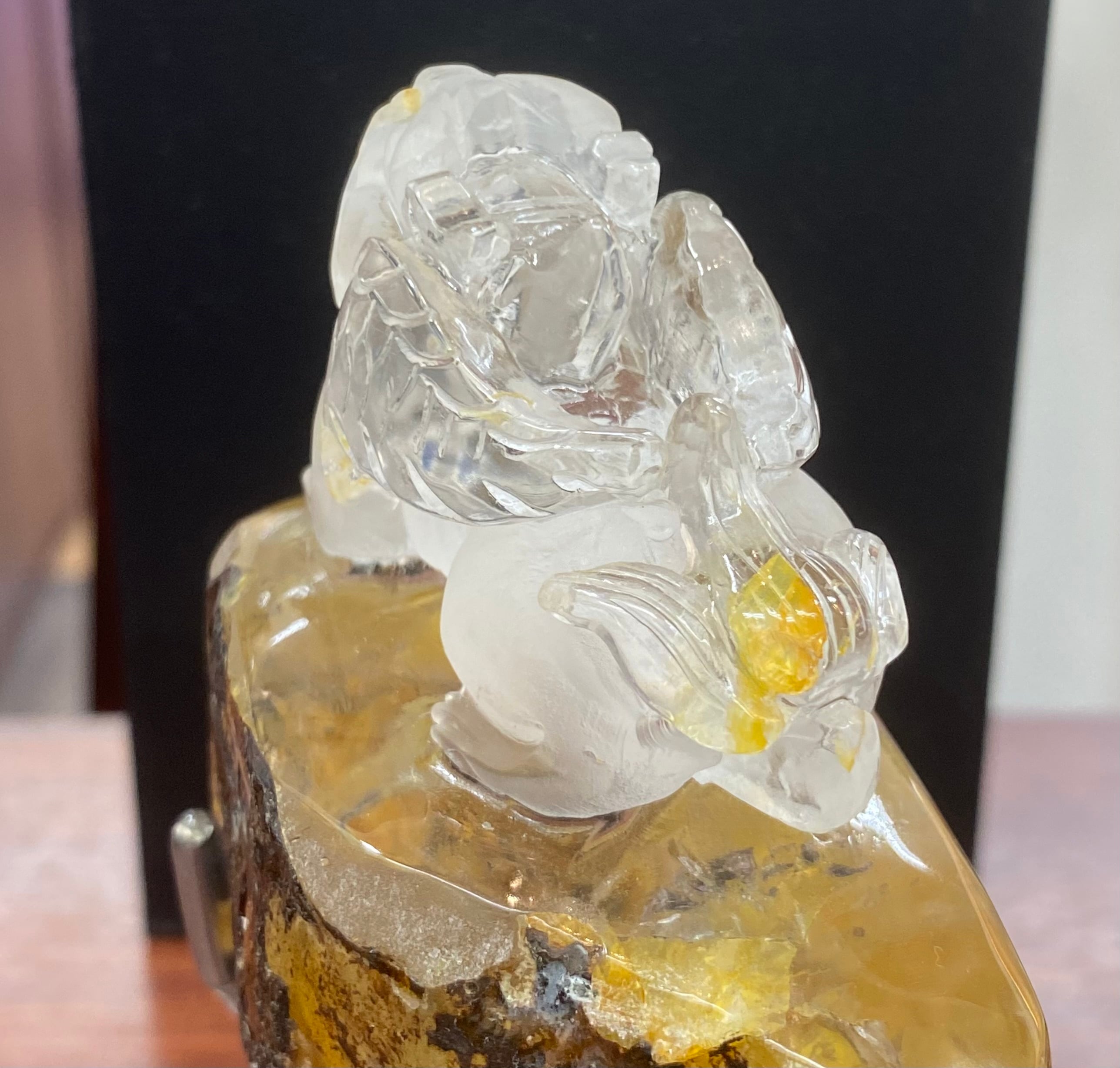 虹入り♪天然石　貔貅/ひきゅう　水晶　カービング/彫物　専用台座セット 厳選 水晶ヒキュウ 透かし彫り水晶貔貅 虹入り！ライモナイト入り水晶