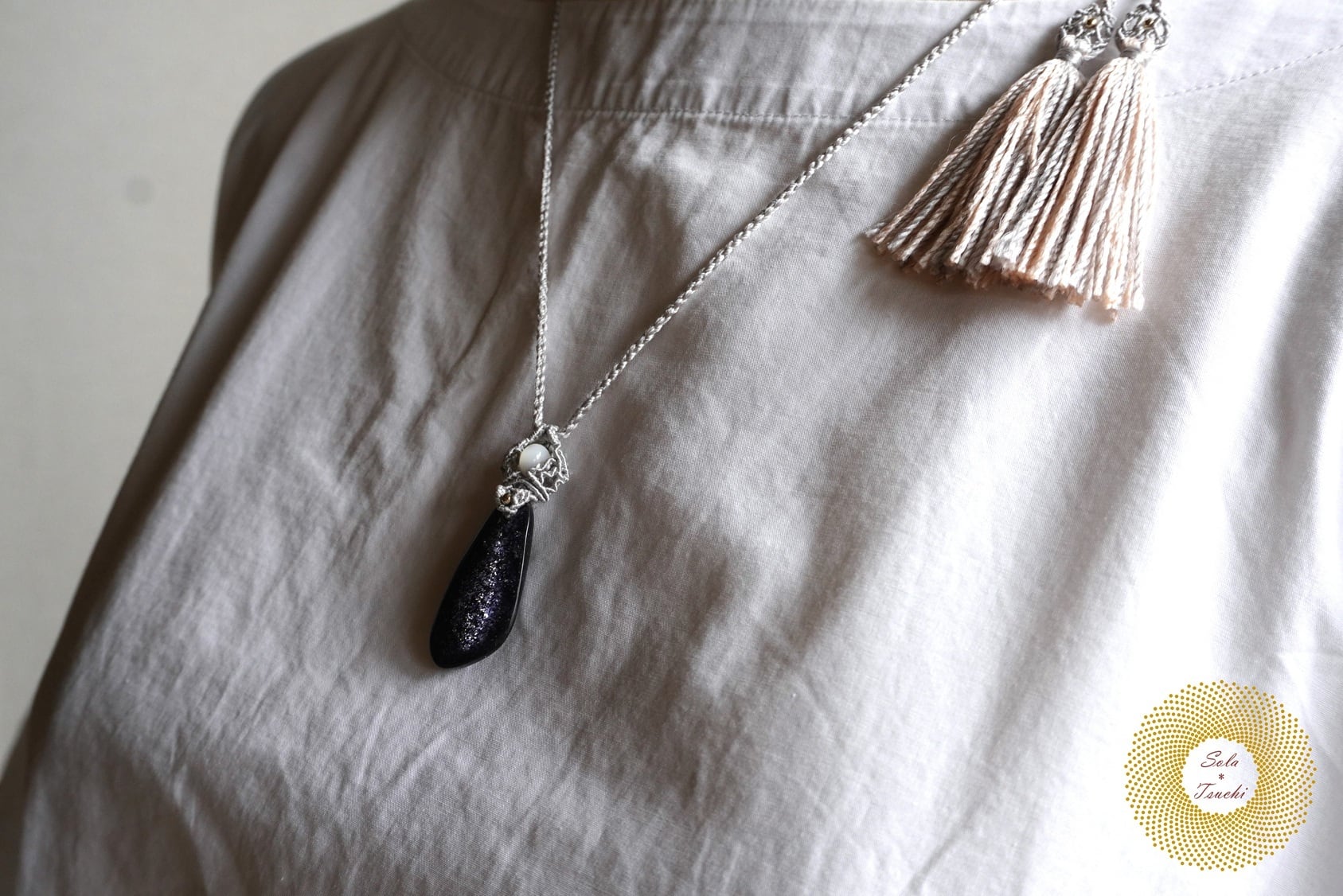 （絹糸）アイオライトサンストーンとマザーオブパールのマクラメ編みペンダント 〜Reflector〜