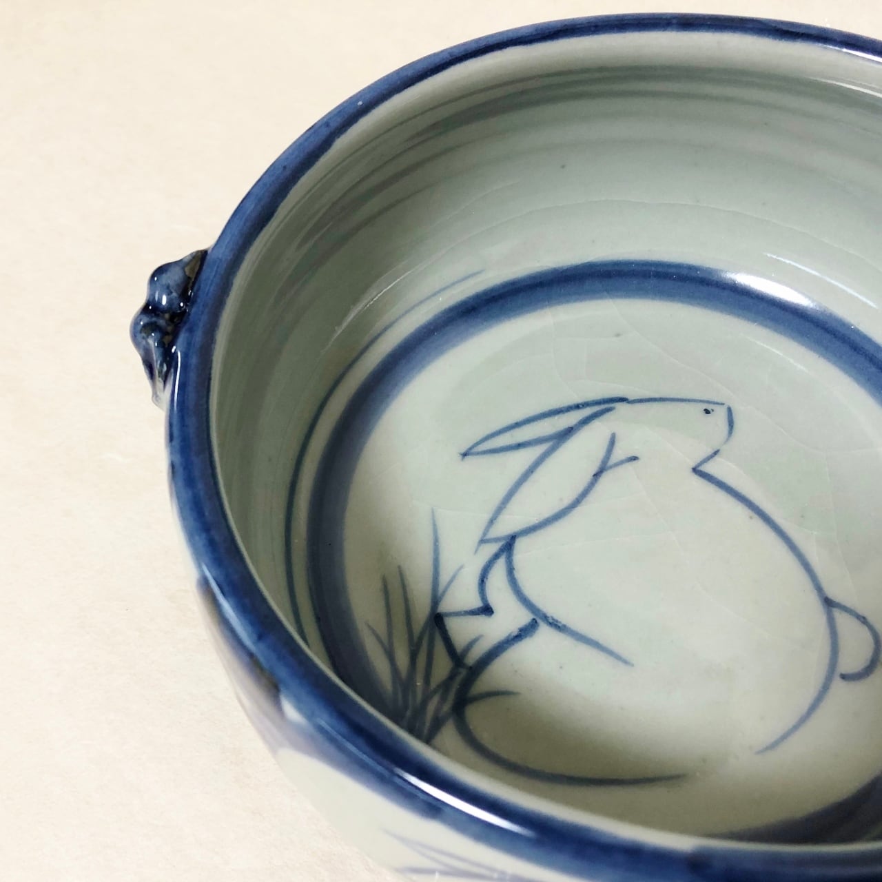 赫三郎窯＞染付 花うさぎ 双耳多用鉢 中 | UTSUWAYA かねみん