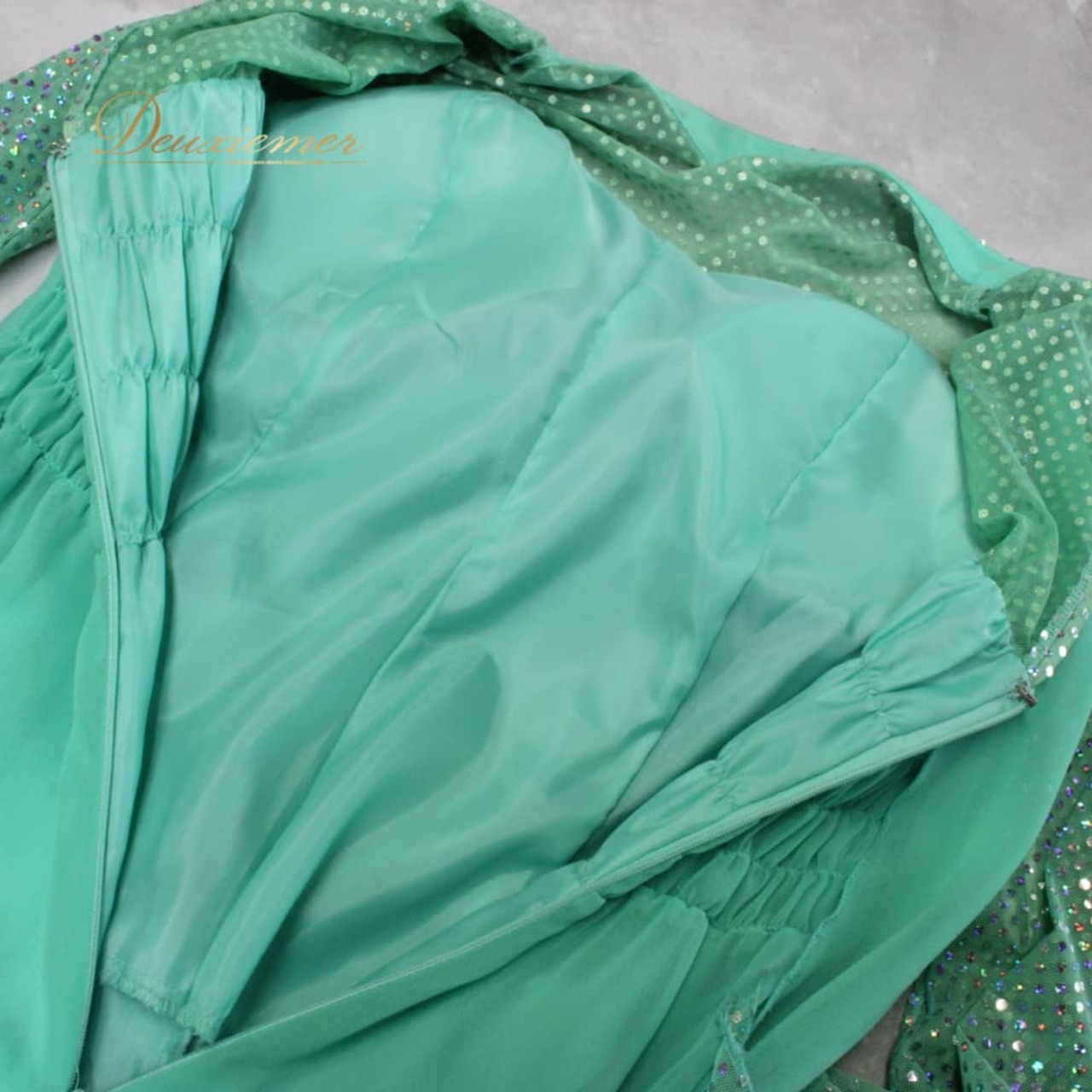 社交ダンス 衣装 prima boutique プリマブティック ドレス スタンダード グリーン系 シルバー系 黄緑 ホログラム キラキラ 長袖 ワンピース 準正装 パーティドレス ダンスパーティー ステージ衣装 発表会 シャーリング エレガント 気品 かわいい 上品 大人っぽい きれいめ